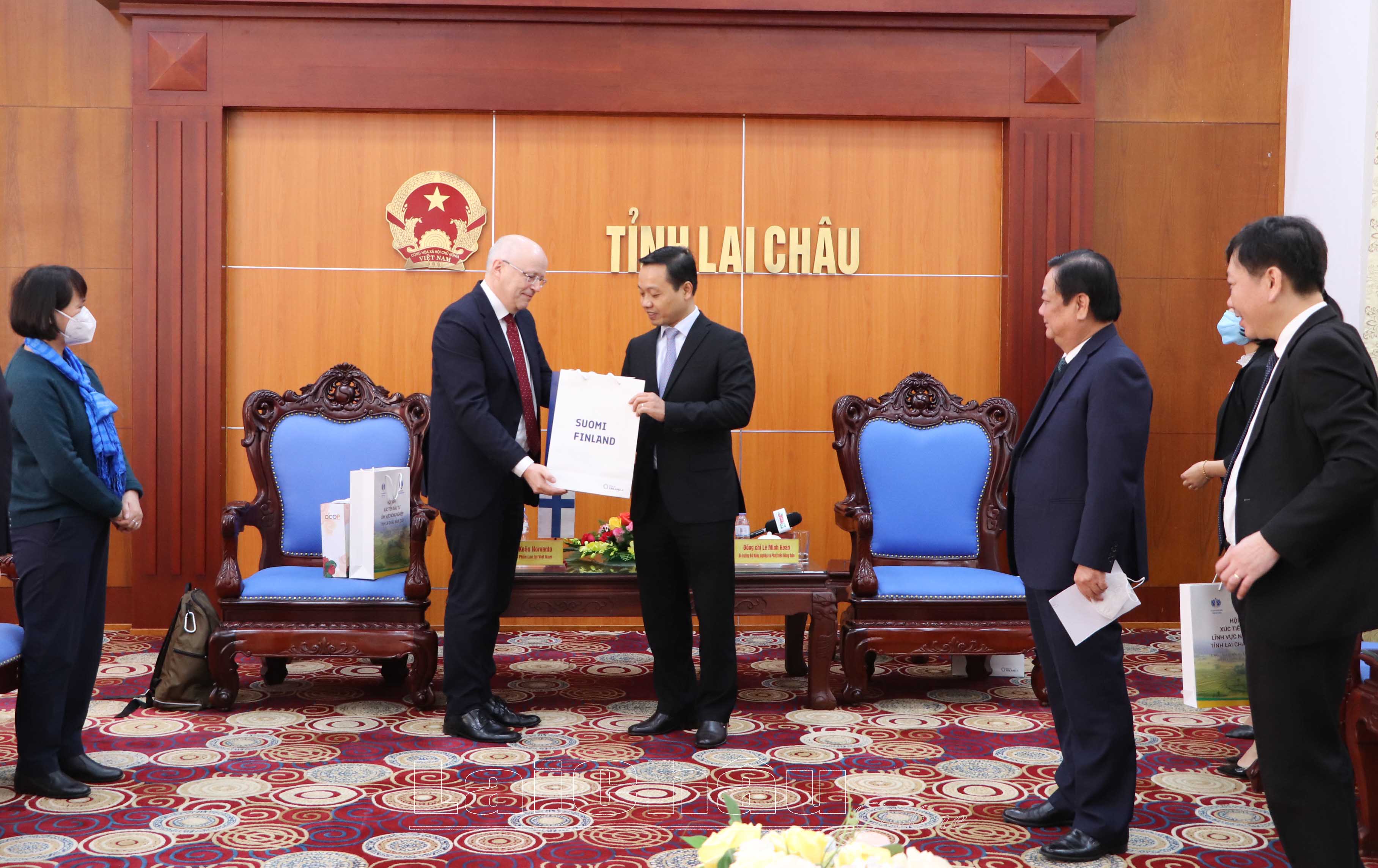 Chủ tịch UBND tỉnh Lai Châu Trần Tiến Dũng tặng quà lưu niệm ngài Đại sứ Phần Lan tại Việt Nam Keijo Ensino Norvanto.