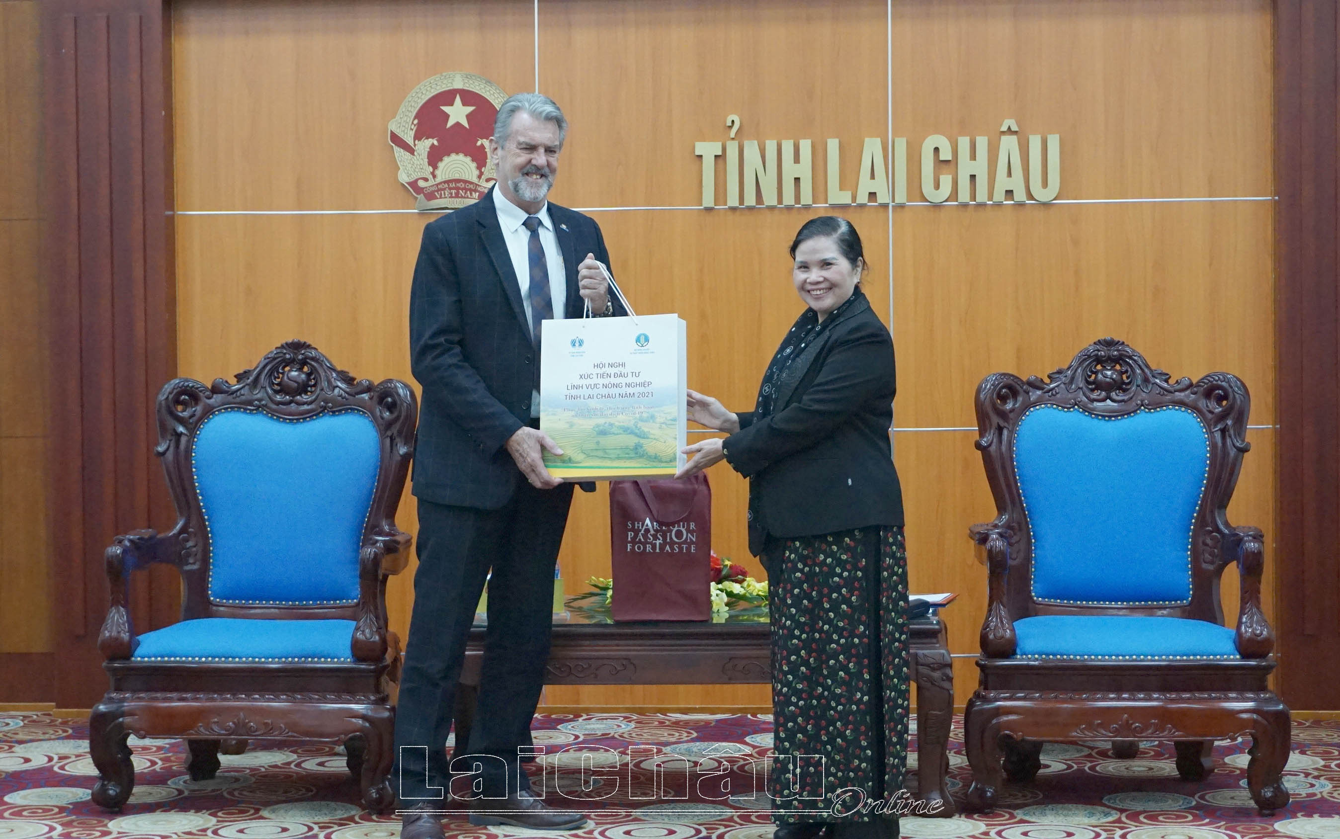 Đồng chí Giàng Páo Mỷ - Bí thư Tỉnh ủy tặng quà lưu niệm cho ông David John Whitehead.