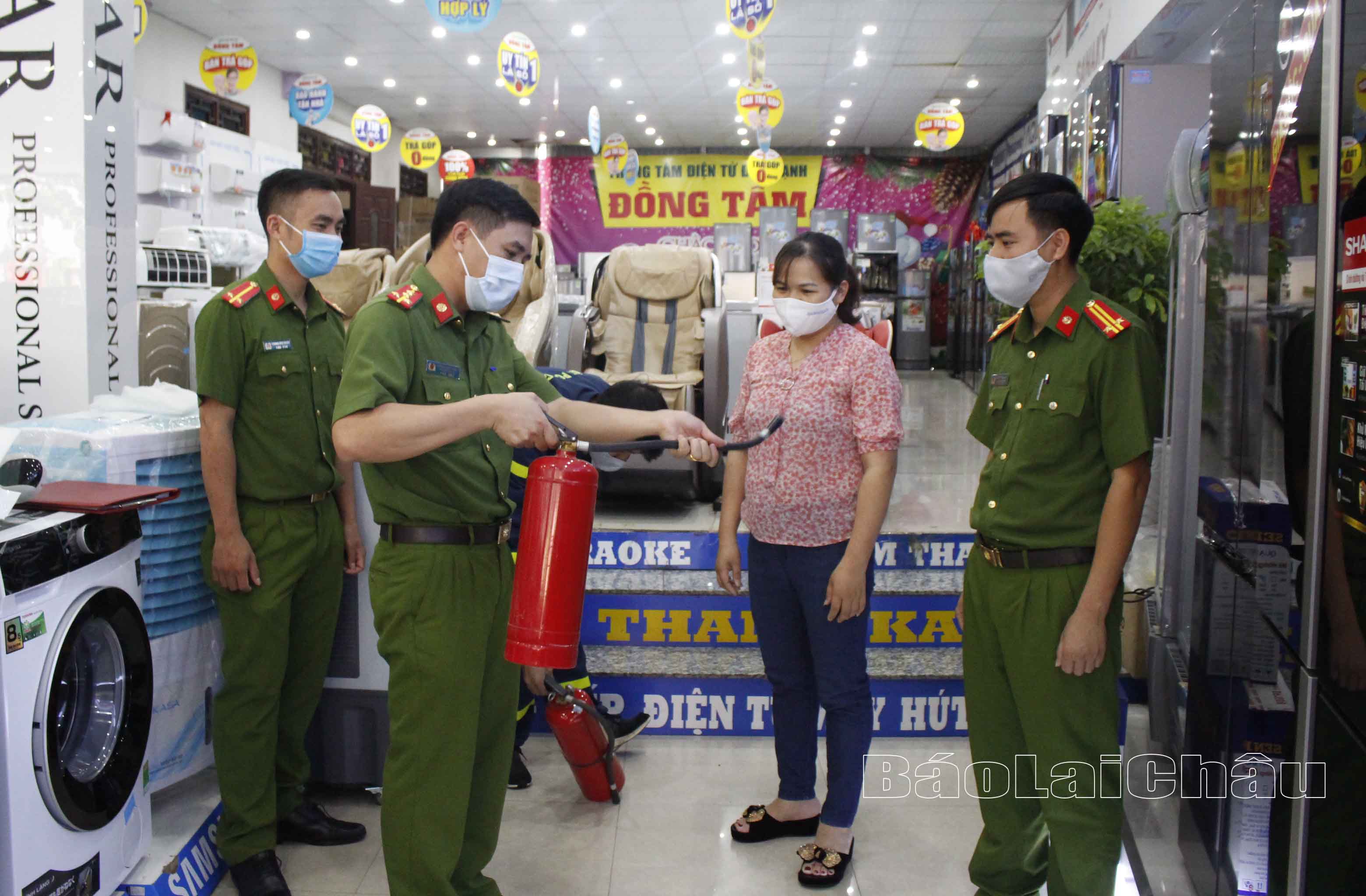 Cán bộ, chiến sỹ Phòng Cảnh sát PCCC&CNCH kiểm tra và tuyên truyền về công tác PCCC cho các hộ vừa làm nhà ở vừa kết hợp sản xuất, kinh doanh trên địa bàn thành phố Lai Châu. 