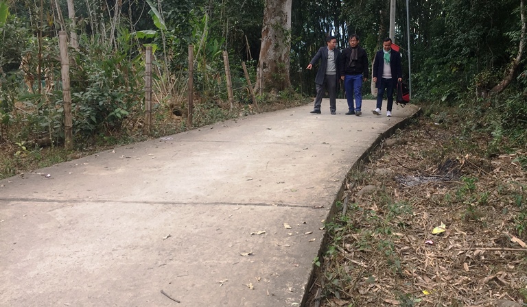 Lãnh đạo Phòng Kinh tế - Hạ tầng huyện và UBND xã Trung Đồng kiểm tra tuyến đường giao thông nông thôn tại bản Bút Dưới.