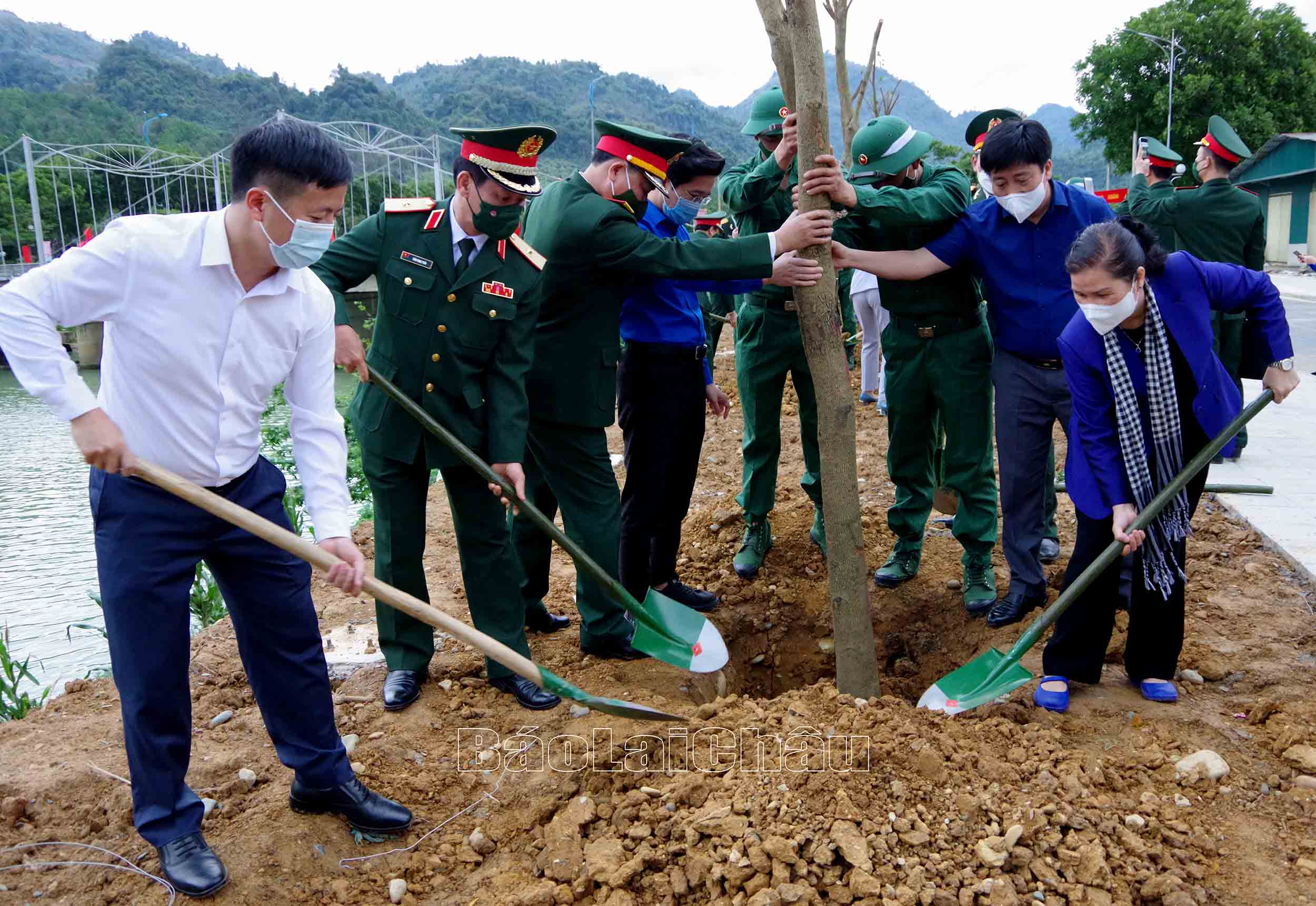 Đồng chí Giàng Páo Mỷ - Bí thư Tỉnh ủy cùng lãnh đạo Quân khu 2, cán bộ, chiến sĩ huyện Phong Thổ tham gia trồng cây khu vực chợ Pa So (thị trấn Phong Thổ). 