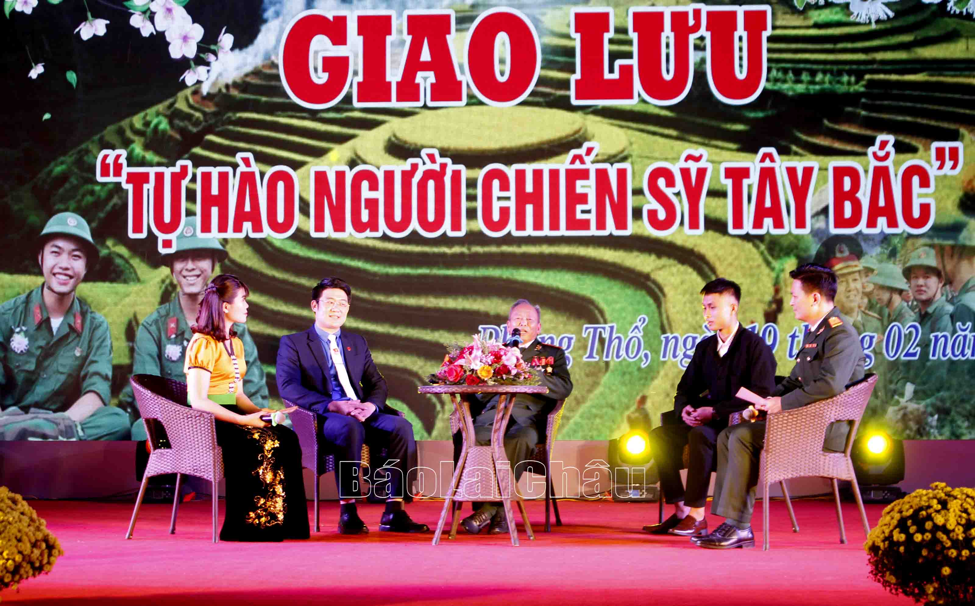 Các khách mời tham dự Chương trình cùng ôn lại truyền thống qua những câu chuyện lịch sử về người lính “Bộ đội cụ Hồ” anh hùng. 