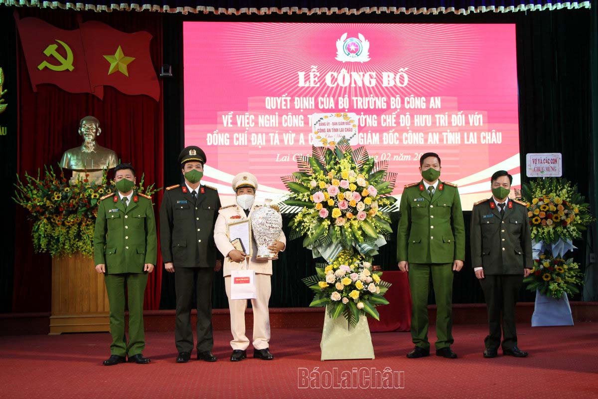 Ban Giám đốc Công an tỉnh trao Quyết định nghỉ công tác đối với Phó Giám đốc Công an tỉnh cho Đại tá Vừ A Chía.