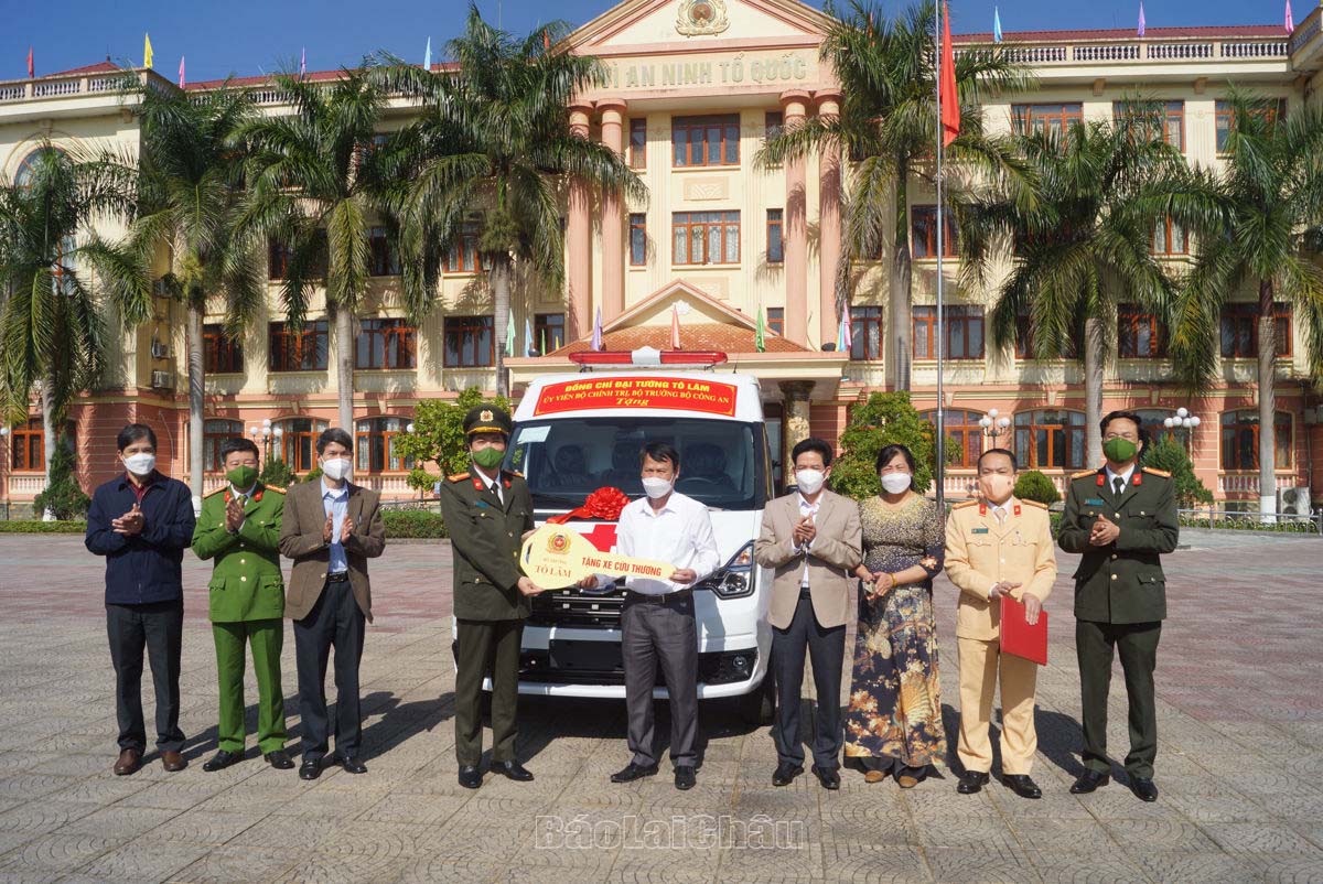Thừa uỷ quyền của Bộ trưởng Bộ Công an, Đại tá Nguyễn Viết Giang tặng xe ô tô cứu thương cho Trung tâm Y tế thành phố.