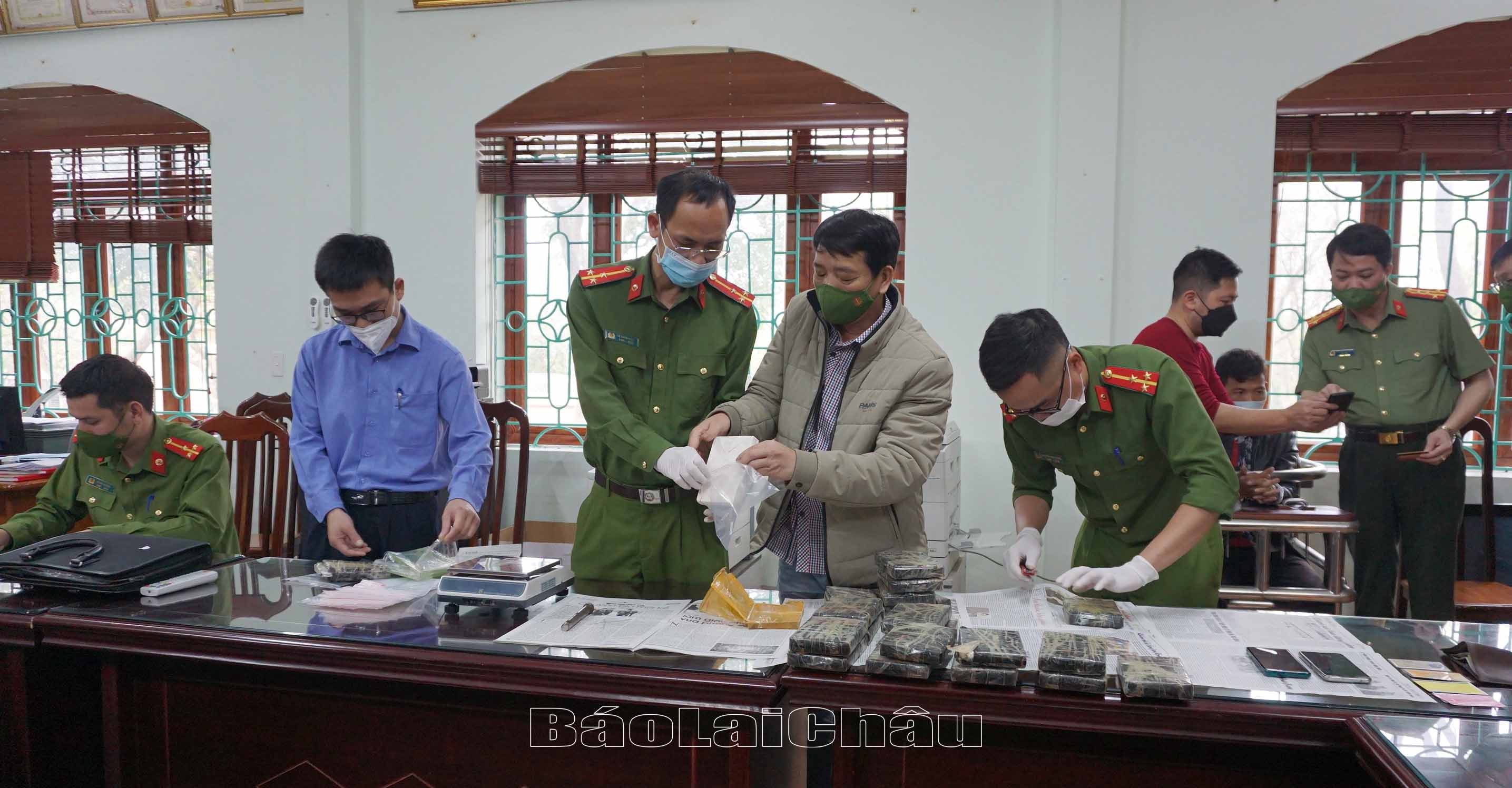 Các lực lượng kiểm kê số hêrôin thu giữ.