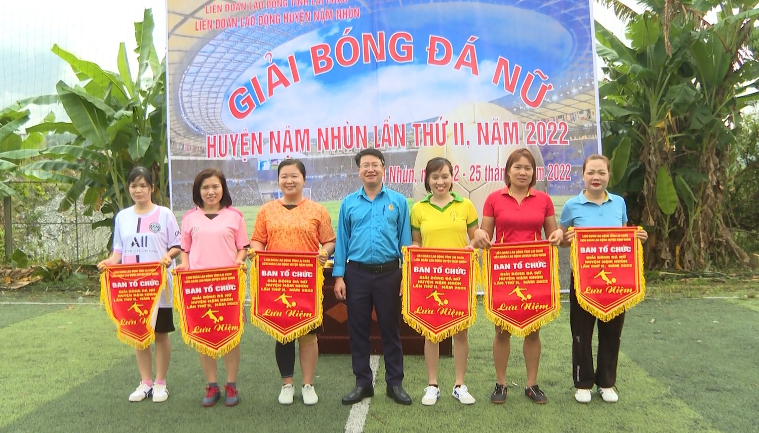 Ban tổ chức trao cờ lưu niệm cho các đội bóng tham gia giải.