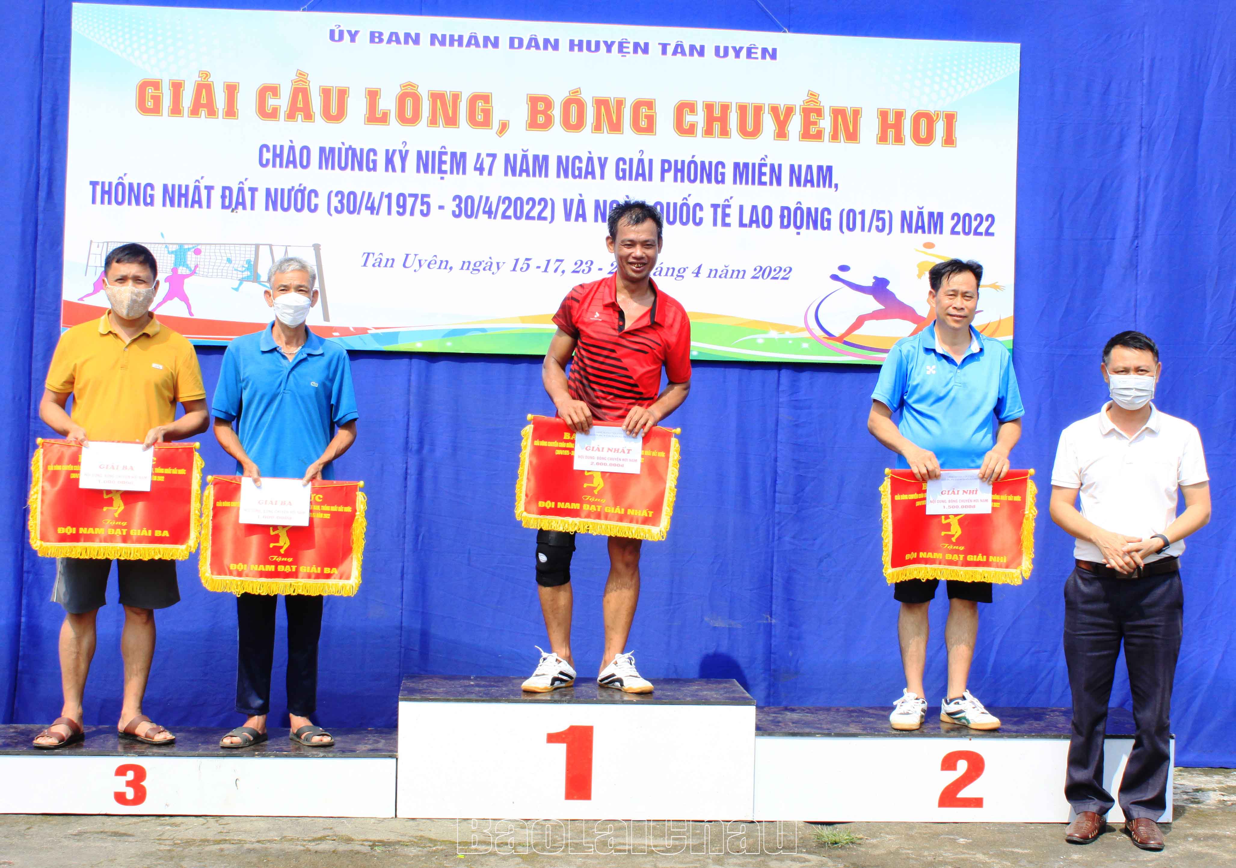Đồng chí Hoàng Ngọc Lân - Giám đốc Trung tâm Văn hóa - Thể thao và Truyền thông huyện Tân Uyên trao giải nhất môn bóng chuyền hơi nội dung nam cho đội tổ dân phố 15, thị trấn Tân Uyên.