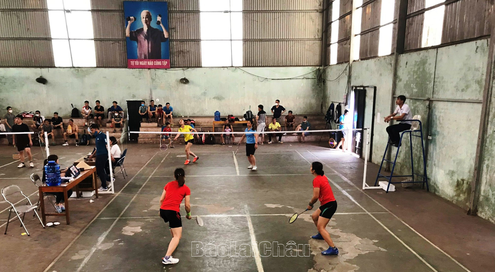  Đôi nữ đội thị trấn Tân Uyên và Chi cục Thuế khu vực Tân Uyên – Than Uyên thi đấu môn cầu lông.