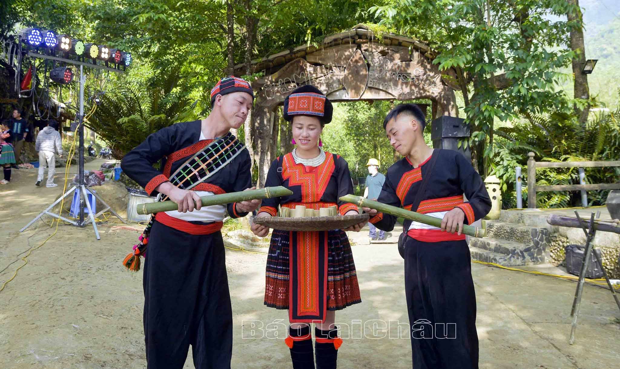 Nhân dân bản Sin Suối Hồ chuẩn bị nước đun từ mật ong và thảo quả để mời đại biểu, du khách.