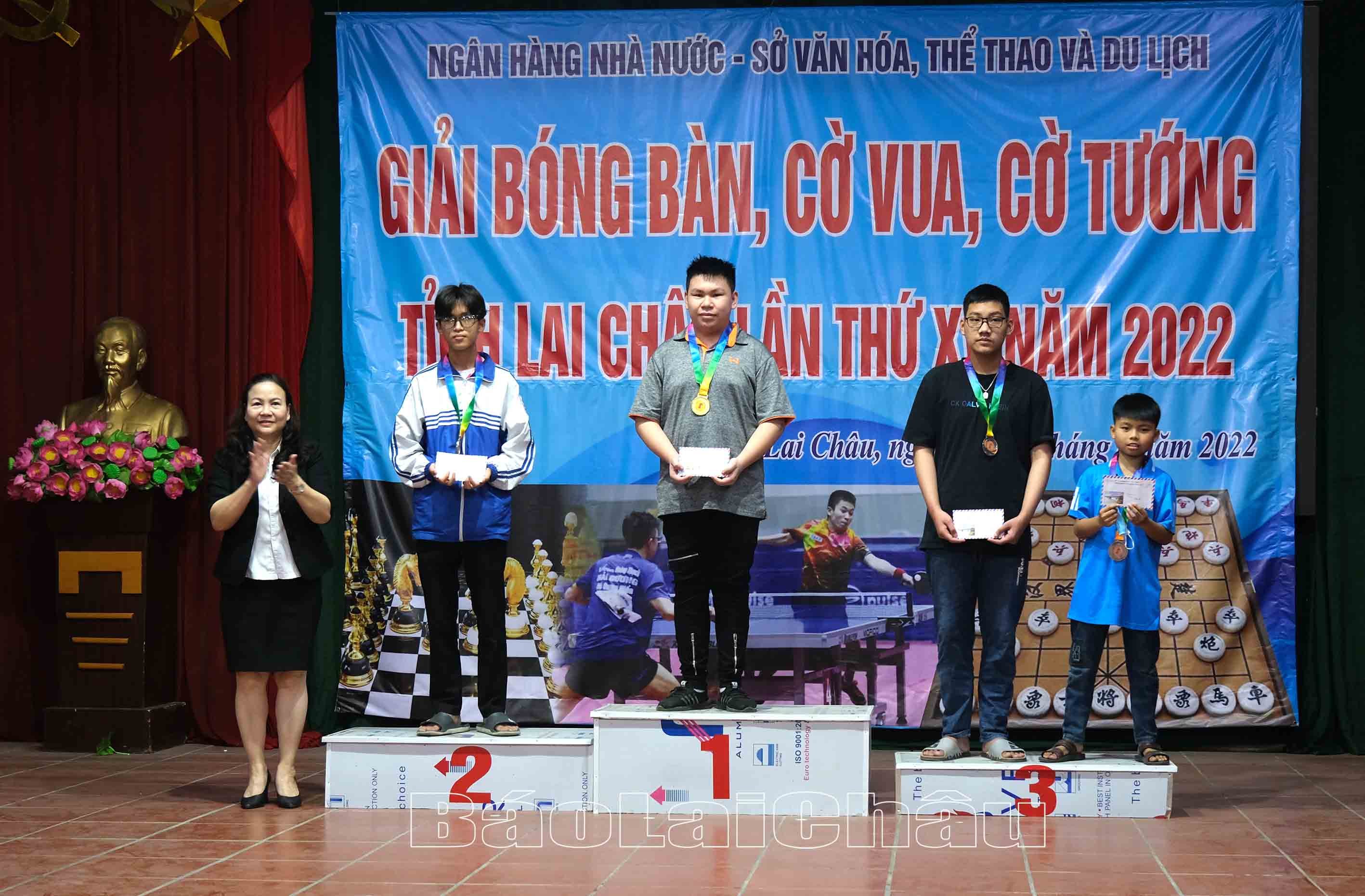 Ban tổ chức trao giải cho các vận động viên tham gia thi đấu môn cờ vua nam nhóm tuổi dưới 18.