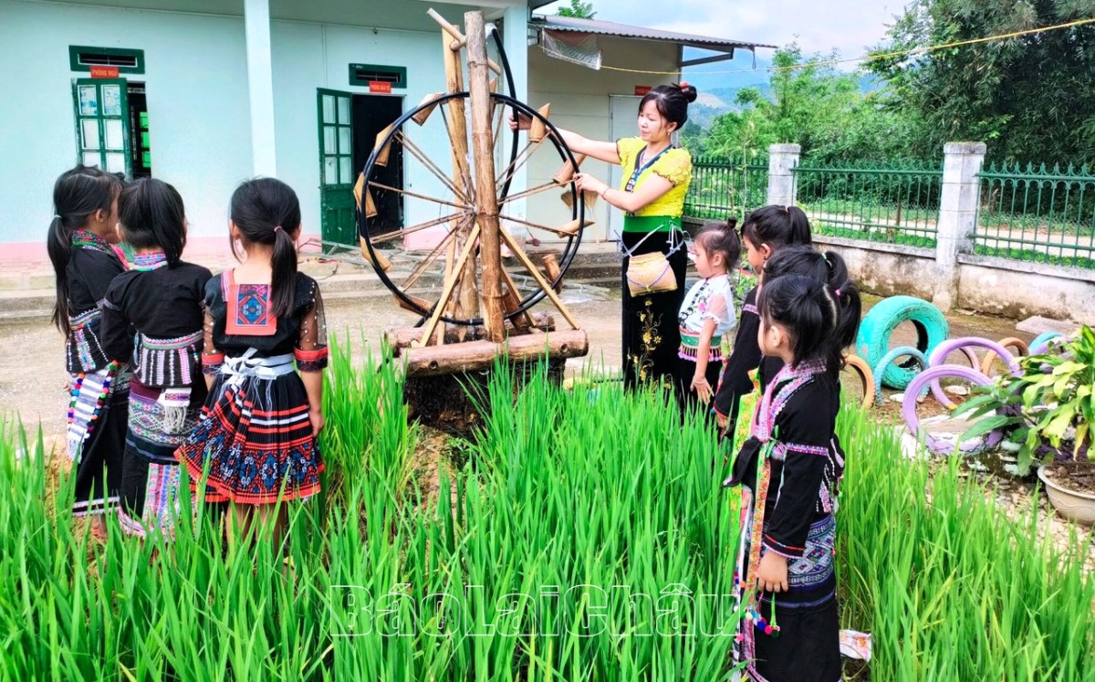 Khuôn viên trường được bố trí mô hình guồng nước và trồng lúa, tạo không gian vui chơi trải nghiệm thực tế cho học sinh.