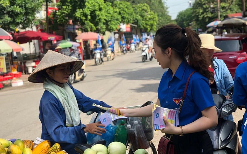 Tuyên truyền về chính sách bảo hiểm xã hội cho người lao động. Ảnh: VIETNAM+