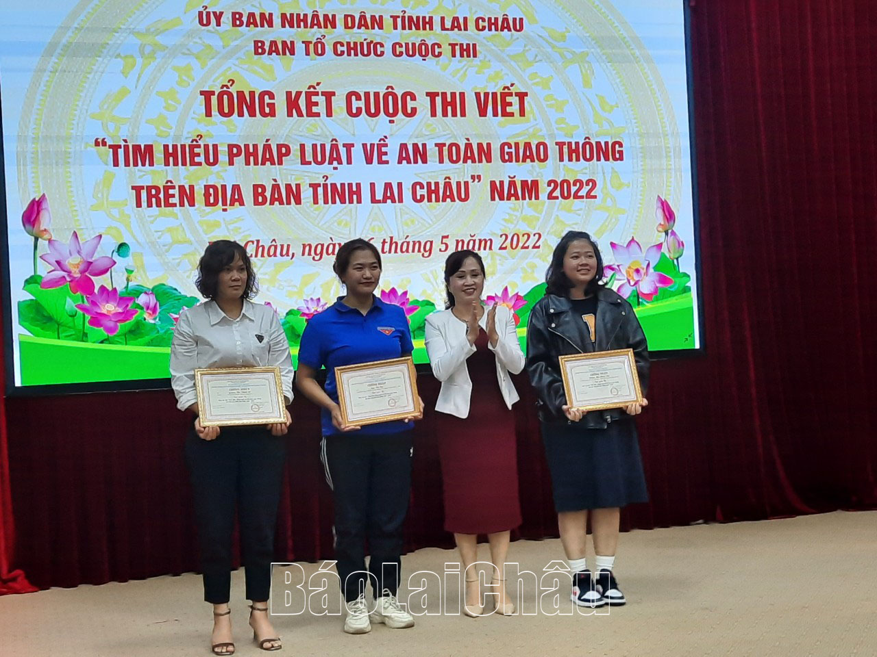 Đồng chí Mùa Thị Lan-Phó giám đốc Sở Tư pháp trao giải 3 cho các tập thể xuất sắc tại hội nghị tổng kết cuộc thi.