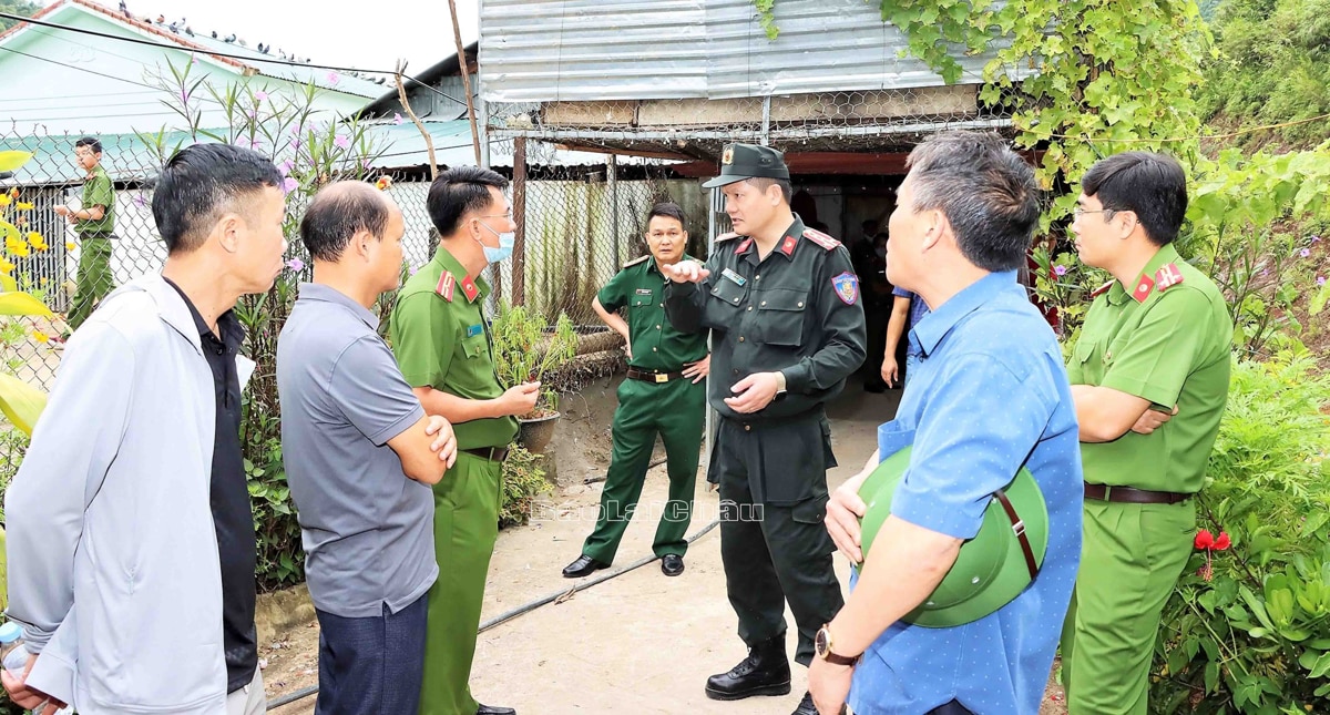 Đại tá Phạm Hải Đăng (người đội mũ) chỉ đạo chuyên án.