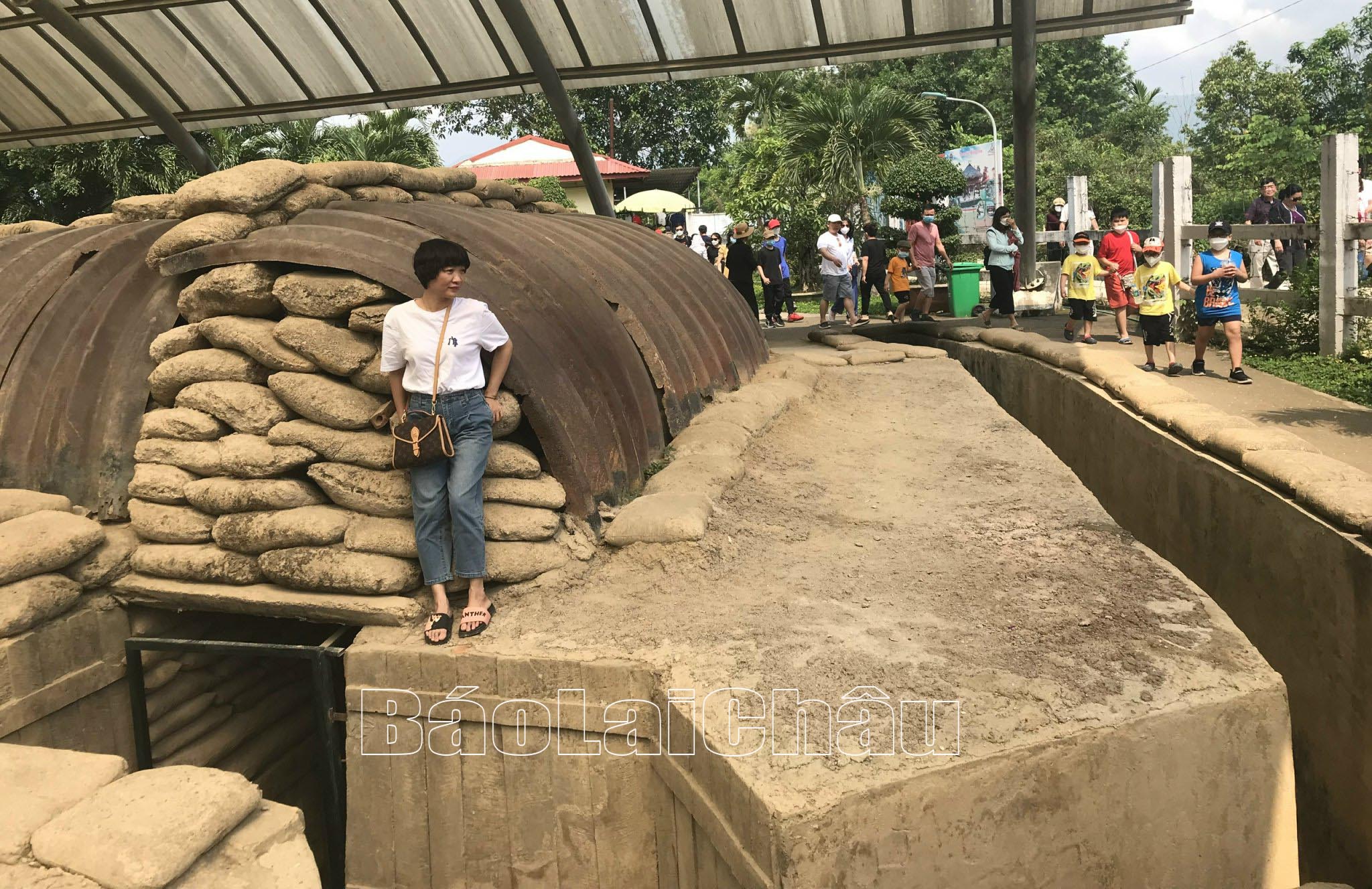 Du khách tham quan di tích hầm Đờ-cát.