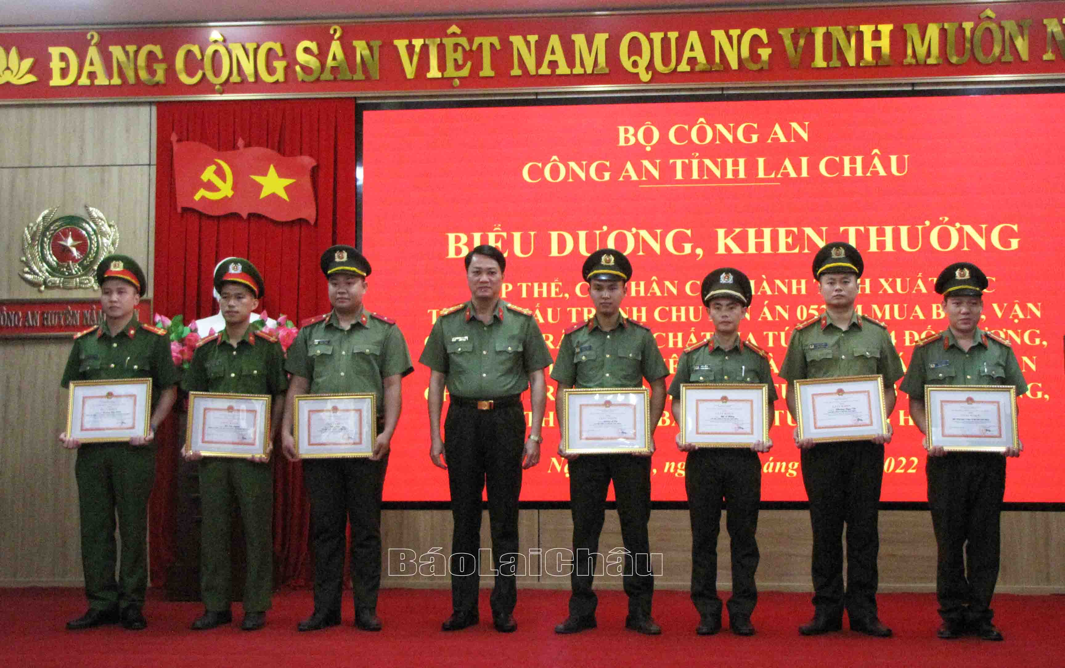 Đại tá Nguyễn Viết Giang - Ủy viên Ban Thường vụ Tỉnh ủy, Giám đốc Công an tỉnh trao Giấy khen cho các tập thể, cá nhân.