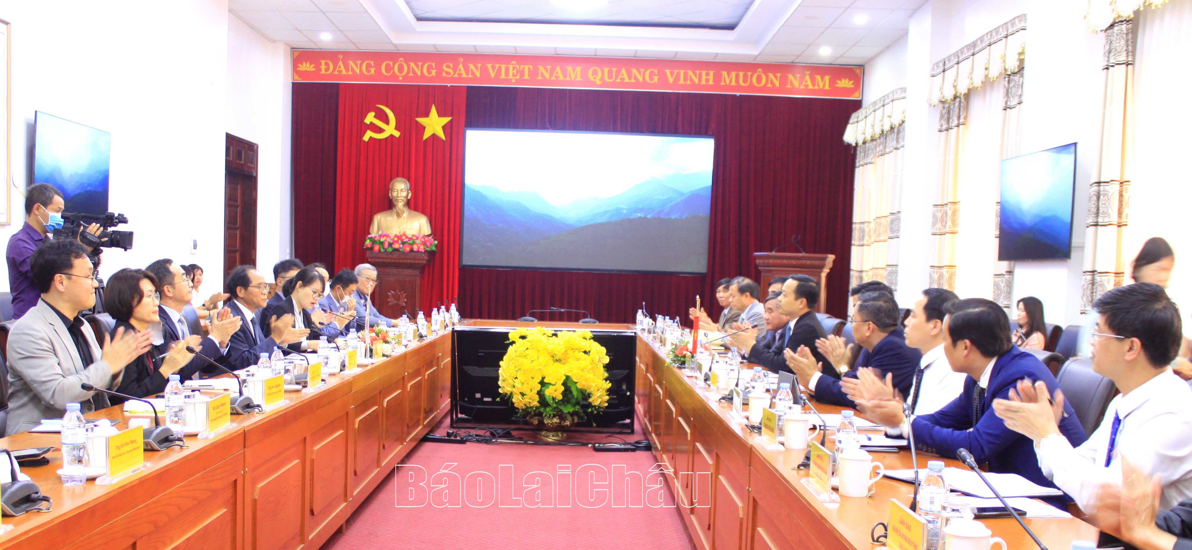 Quang cảnh buổi làm việc.