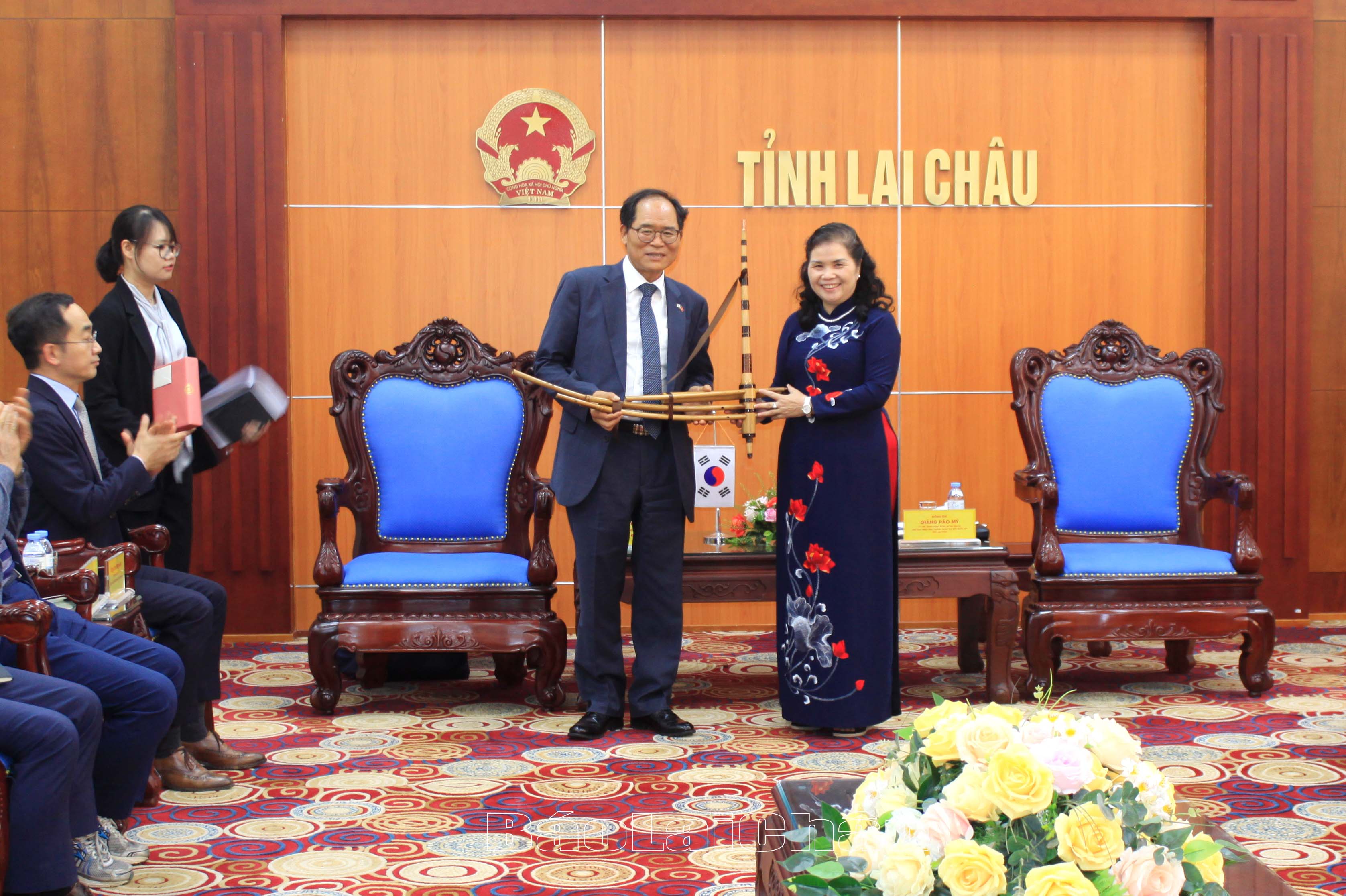 Đồng chí Giàng Páo Mỷ tặng ngài Park Noh-wan món quà là chiếc khèn của đồng bào dân tộc Mông. 
