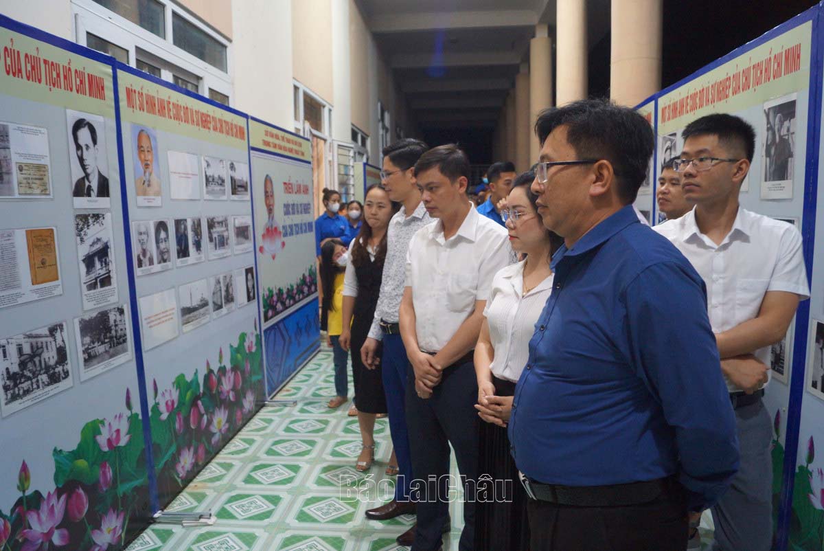 Các đại biểu tham quan triển lãm ảnh.