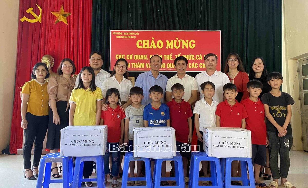 Báo Lai Châu: Thăm và tặng quà tại Trung tâm bảo trợ xã hội tỉnh