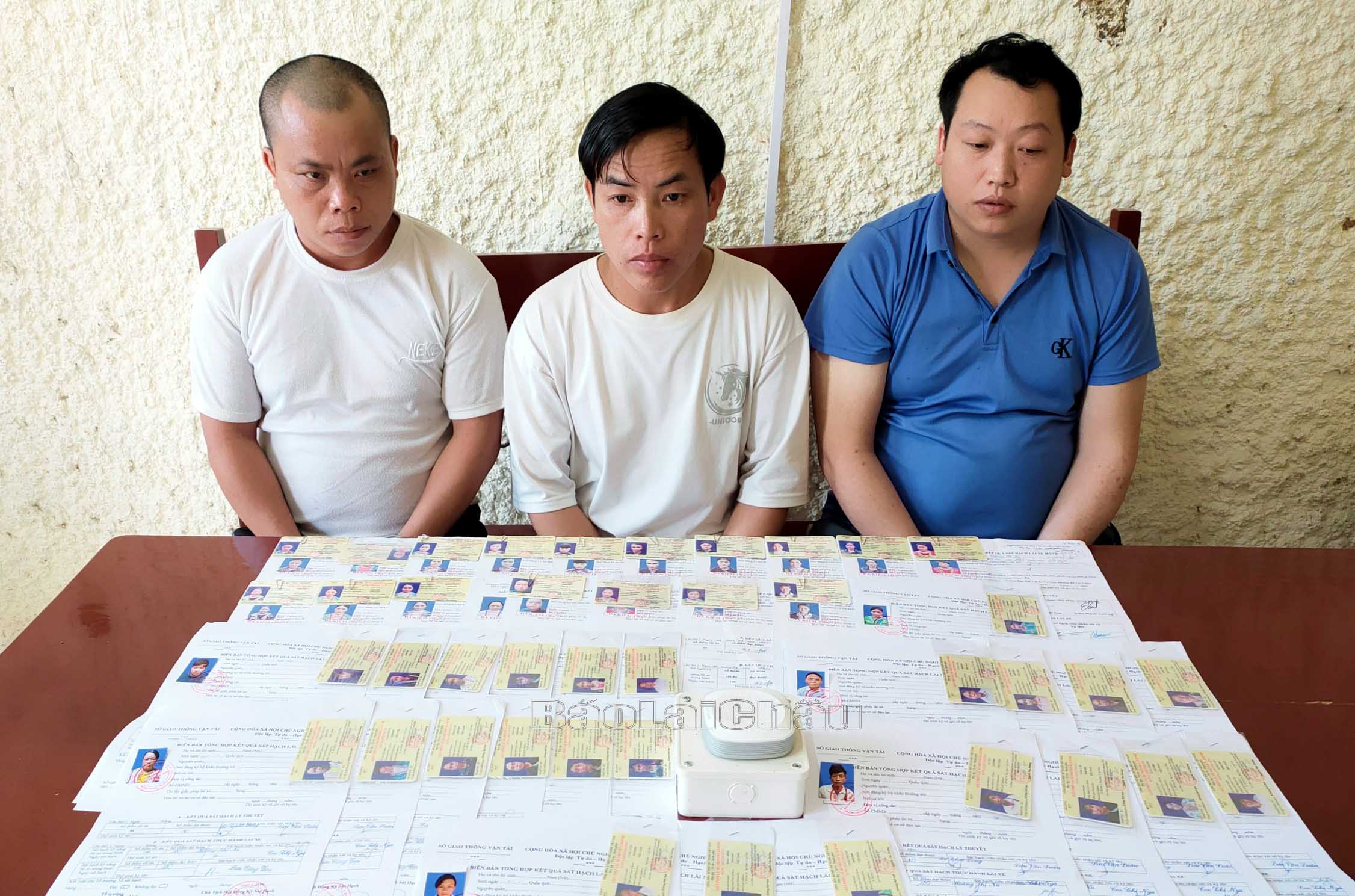 Các đối tượng và tang vật vụ án làm giả giấy phép lái xe mô-tô. 