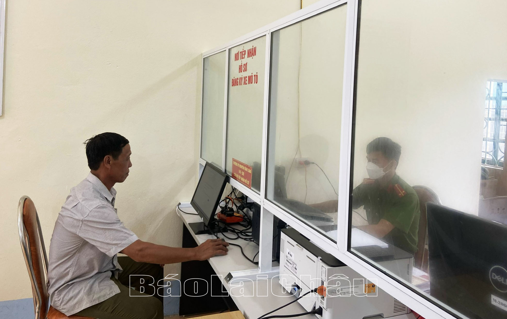 Mường Khoa tích cực đăng ký, cấp biển số xe máy cho người dân