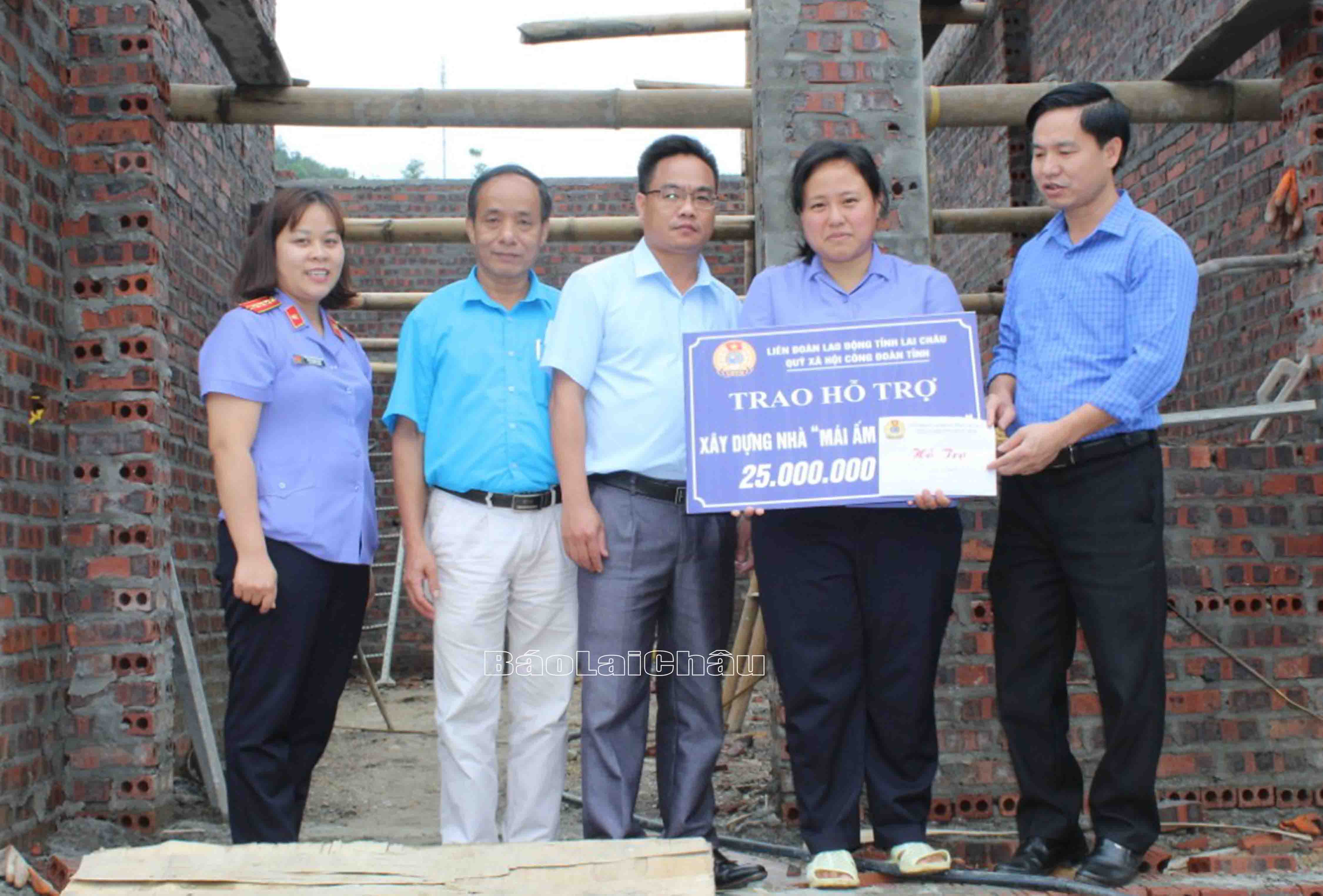 Lãnh đạo Liên đoàn Lao động tỉnh trao hỗ trợ mái ấm công đoàn cho đoàn viên huyện Tam Đường.
