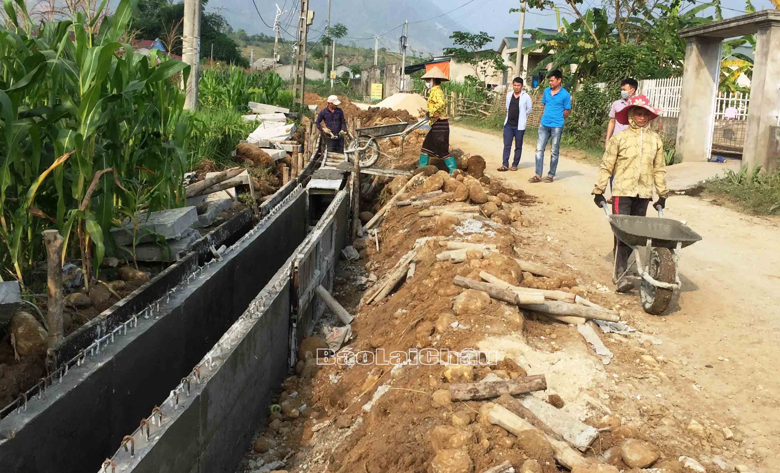 Đơn vị nhà thầu thi công hệ thống rãnh hộp thoát nước phục vụ nâng cấp nền đường giao thông thuộc địa phận xã Thân Thuộc.