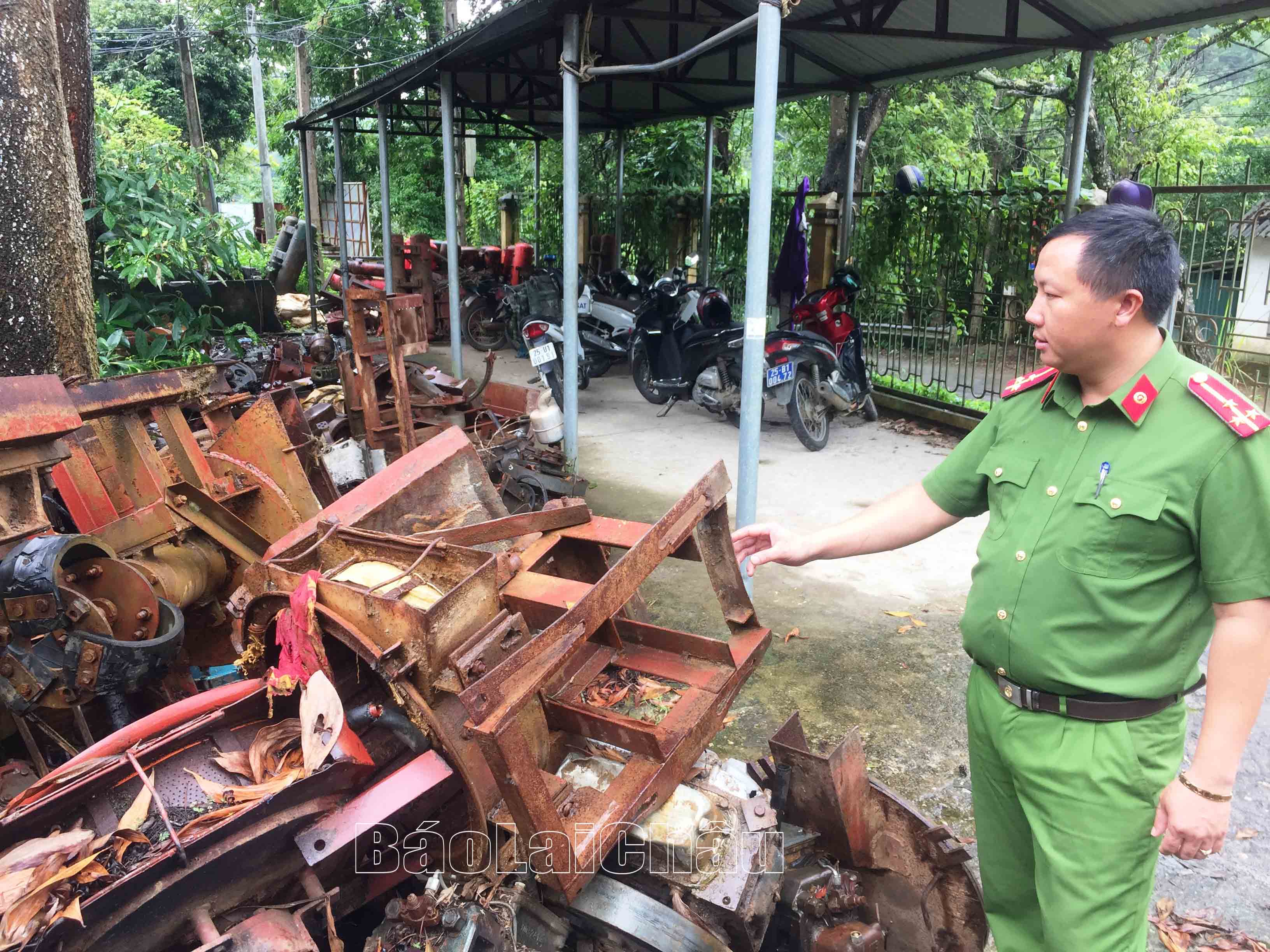 Thượng úy Vàng A Của chia sẻ về khối lượng máy móc thu giữ được từ việc khai thác vàng trái phép tại bãi vàng thuộc bản Mít Thái. 
