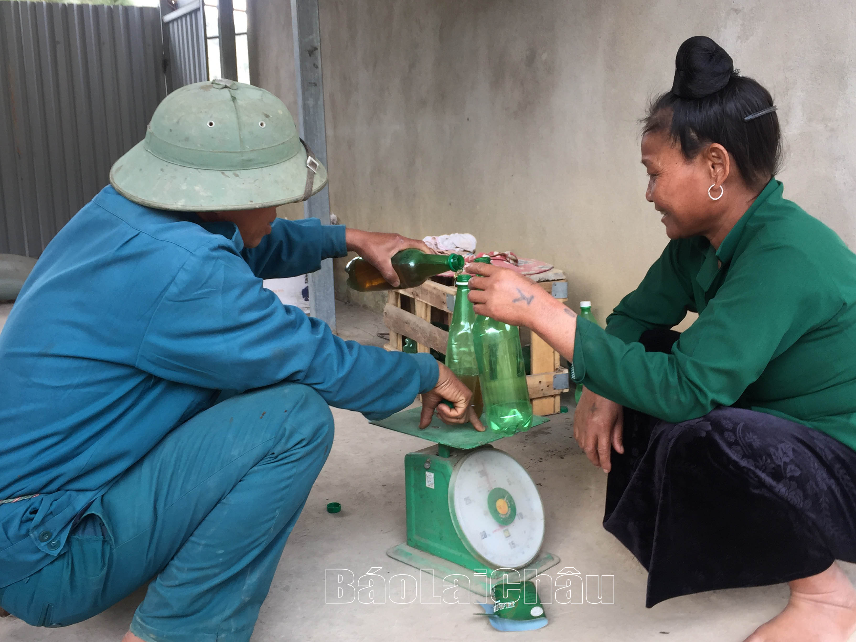 Cơ sở chế biến mini chưng cất tinh dầu quế với giá bán 500.000 đồng/lít.