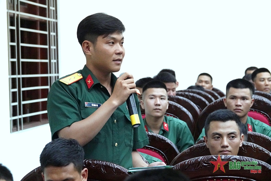 Tuổi trẻ Lữ đoàn 45 tích cực phát biểu tại tọa đàm. 