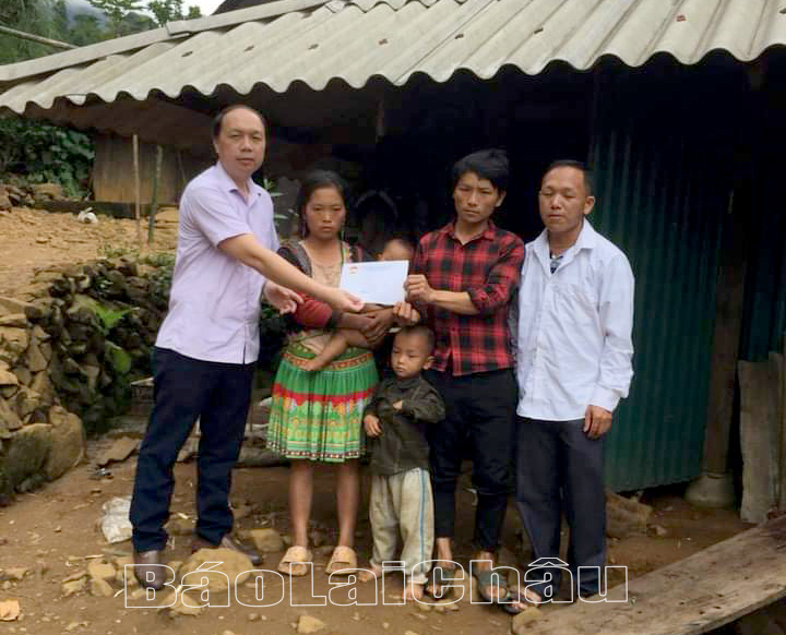 Lãnh đạo Ủy ban MTTQ Việt Nam huyện Tân Uyên thăm hỏi, trao tiền hỗ trợ cho gia đình nạn nhân bị đuối nước tại xã Hố Mít.