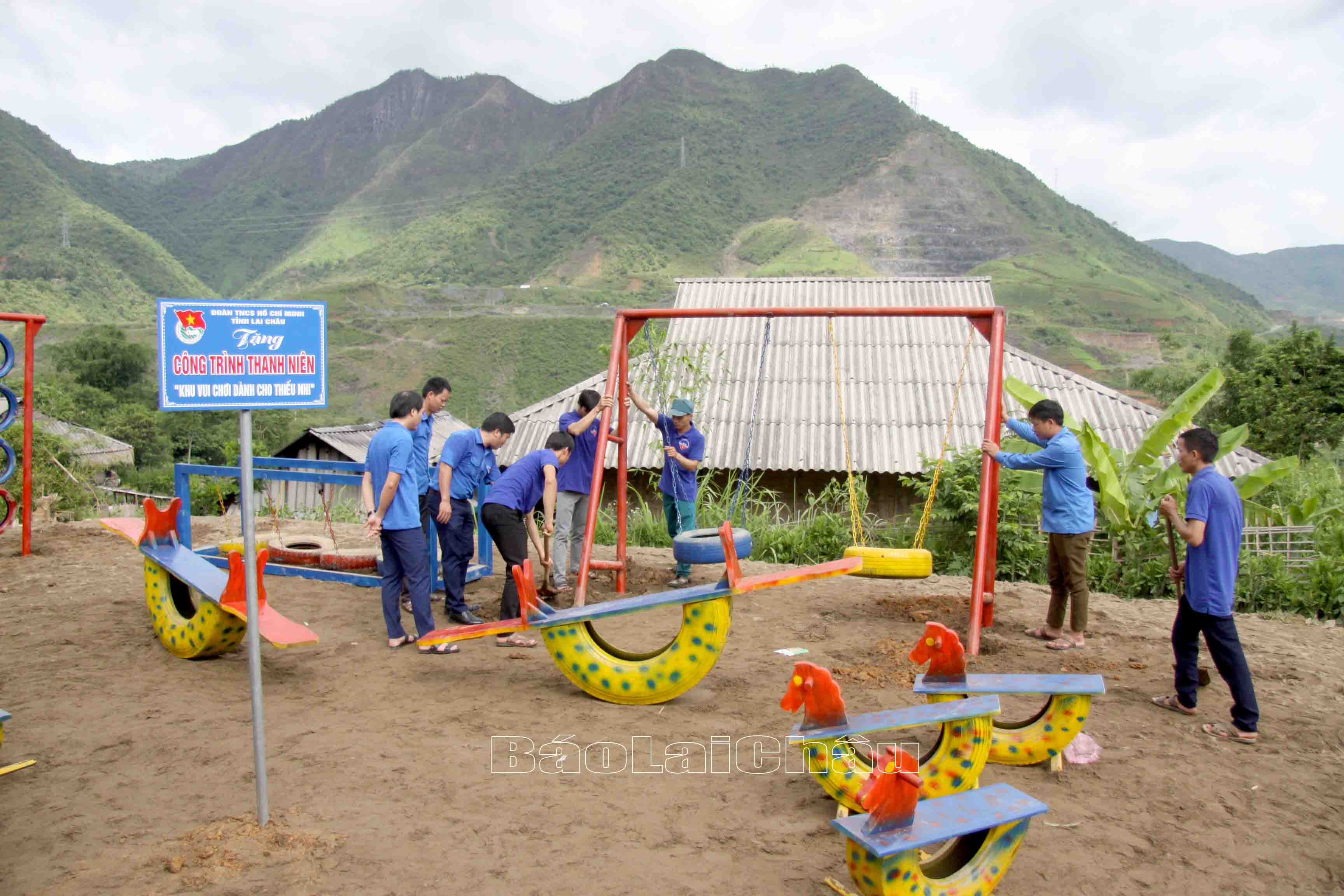 Đoàn viên, thanh niên xã Mường Kim (huyện Than Uyên) làm điểm vui chơi cho trẻ em tại bản Mường 1.