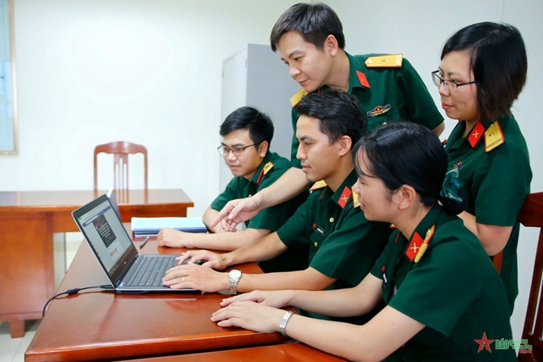 Giảng viên Khoa Văn hóa, Ngoại ngữ (Trường Sĩ quan Chính trị) trao đổi chuyên môn. (Ảnh: Báo QĐND) 