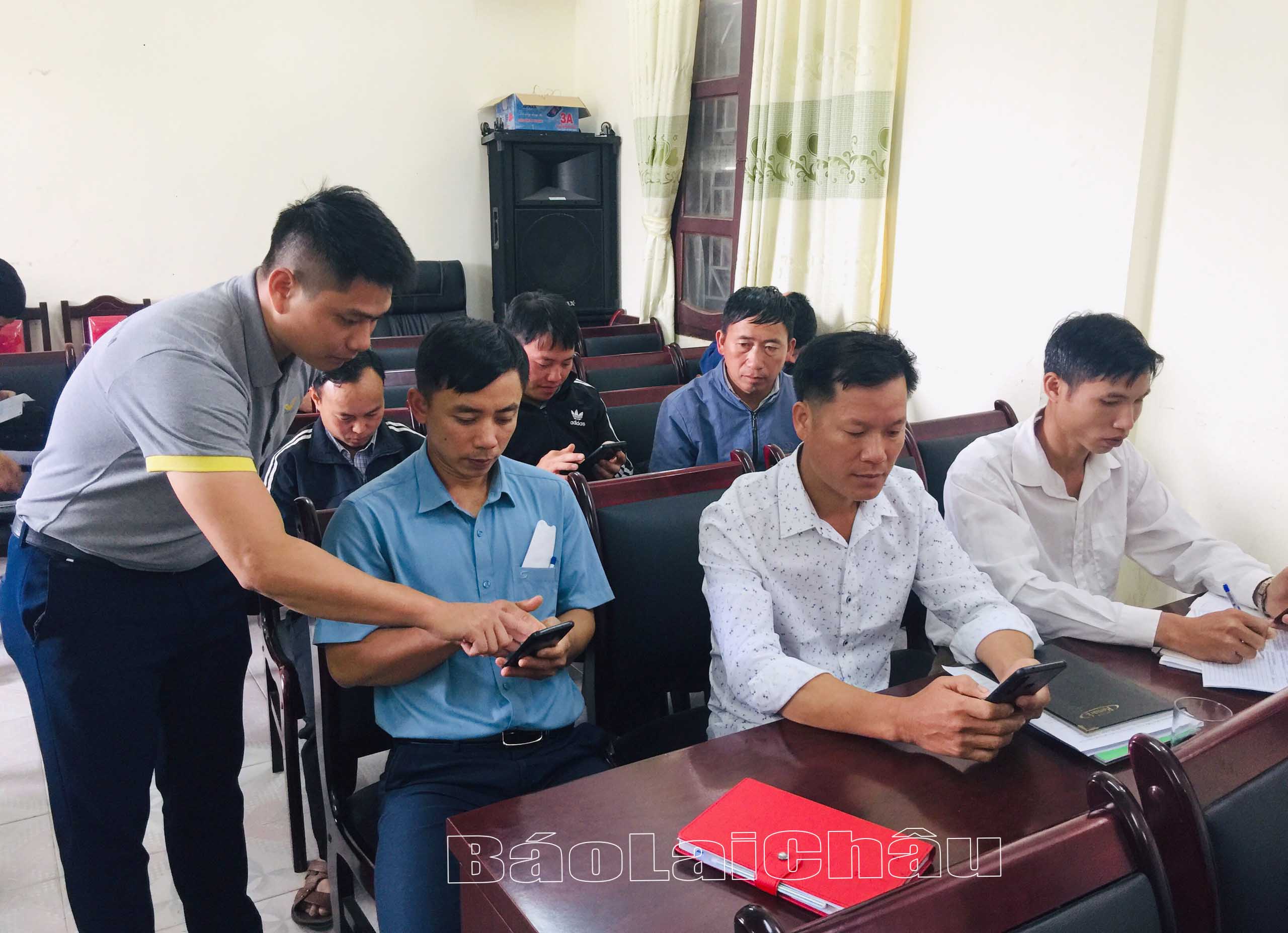 Cán bộ Bưu điện tỉnh hướng dẫn đại biểu sử dụng sàn thương mại điện tử Postmart.vn.