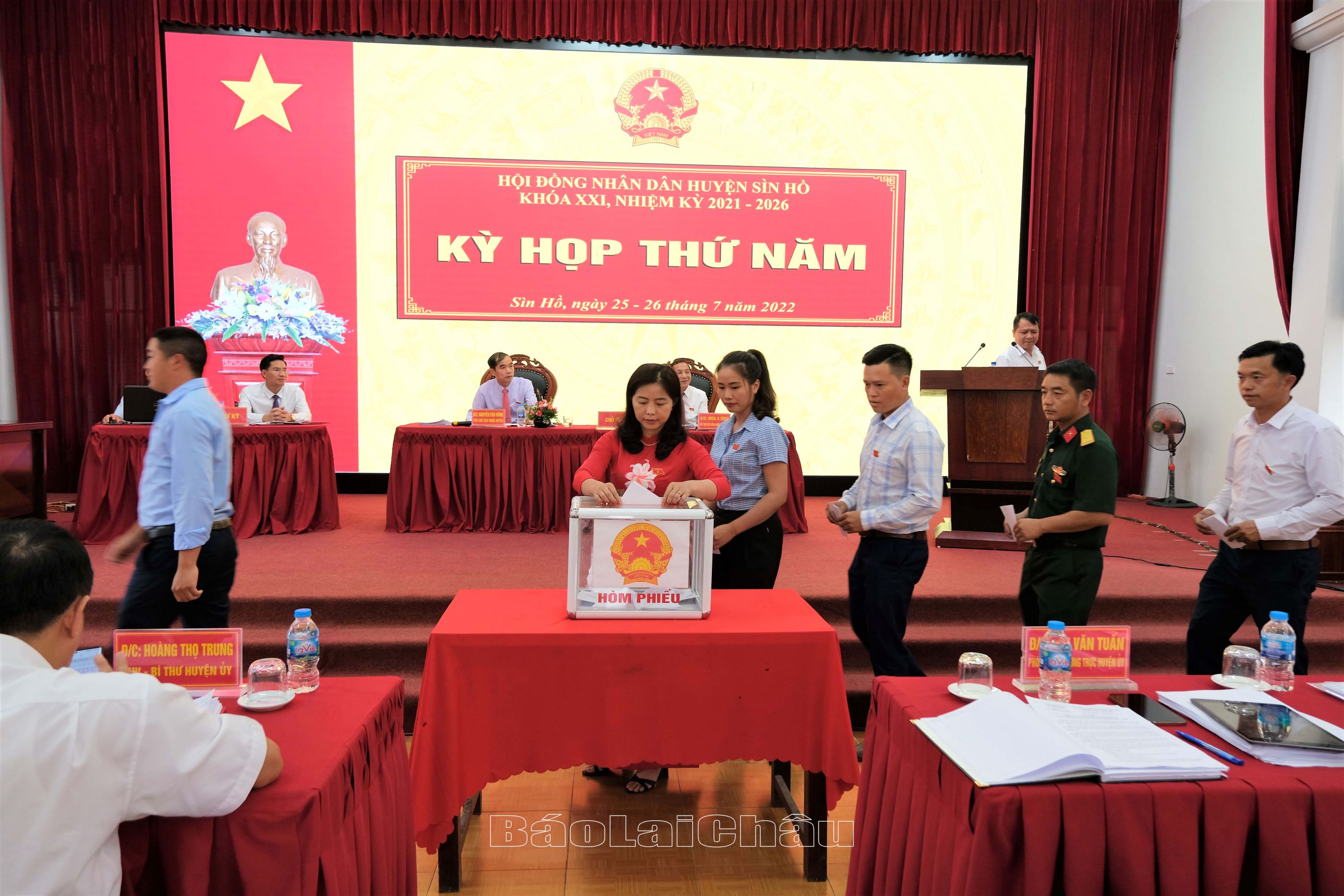 Các đại biểu bầu bổ sung ủy viên UBND huyện khóa XXI, nhiệm kỳ 2021-2026.