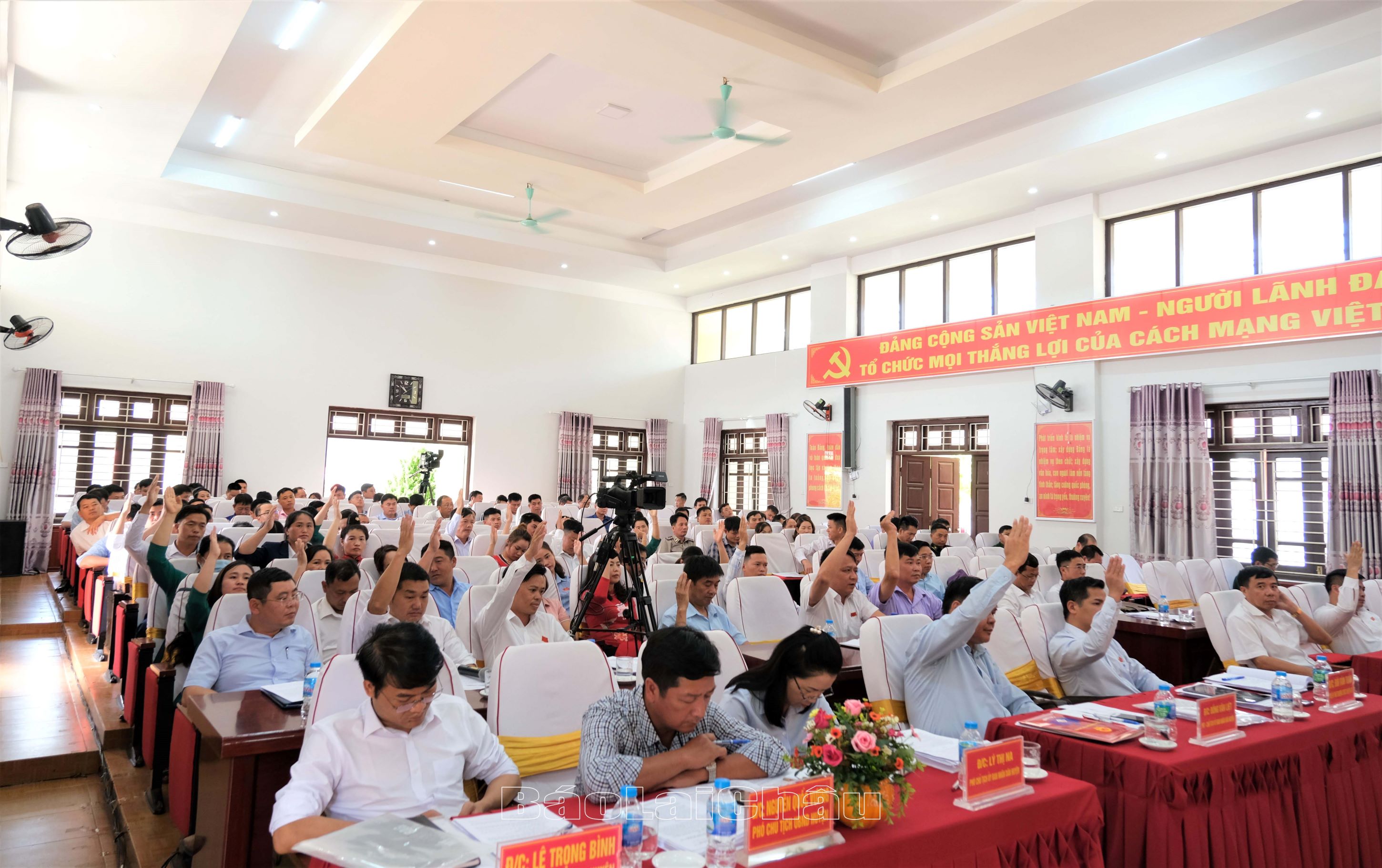 Các đại biểu biểu quyết nghị quyết.
