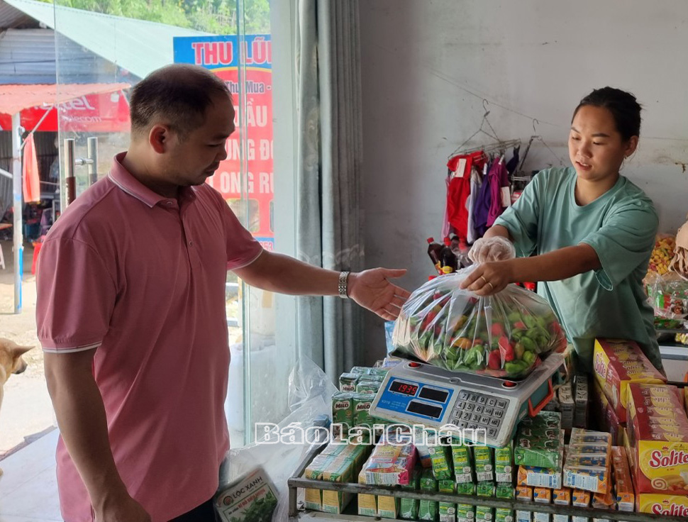 Hiện nay ớt trung đoàn vẫn chưa có đầu ra bền vững. Trong ảnh: Người dân bán ớt trung đoàn cho khách hàng.