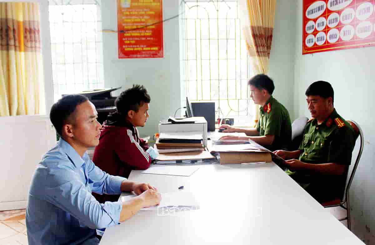 Trung tá Giàng Minh Tịnh (thứ nhất bên phải) giải quyết thủ tục hành chính, nhập khẩu cho người dân.