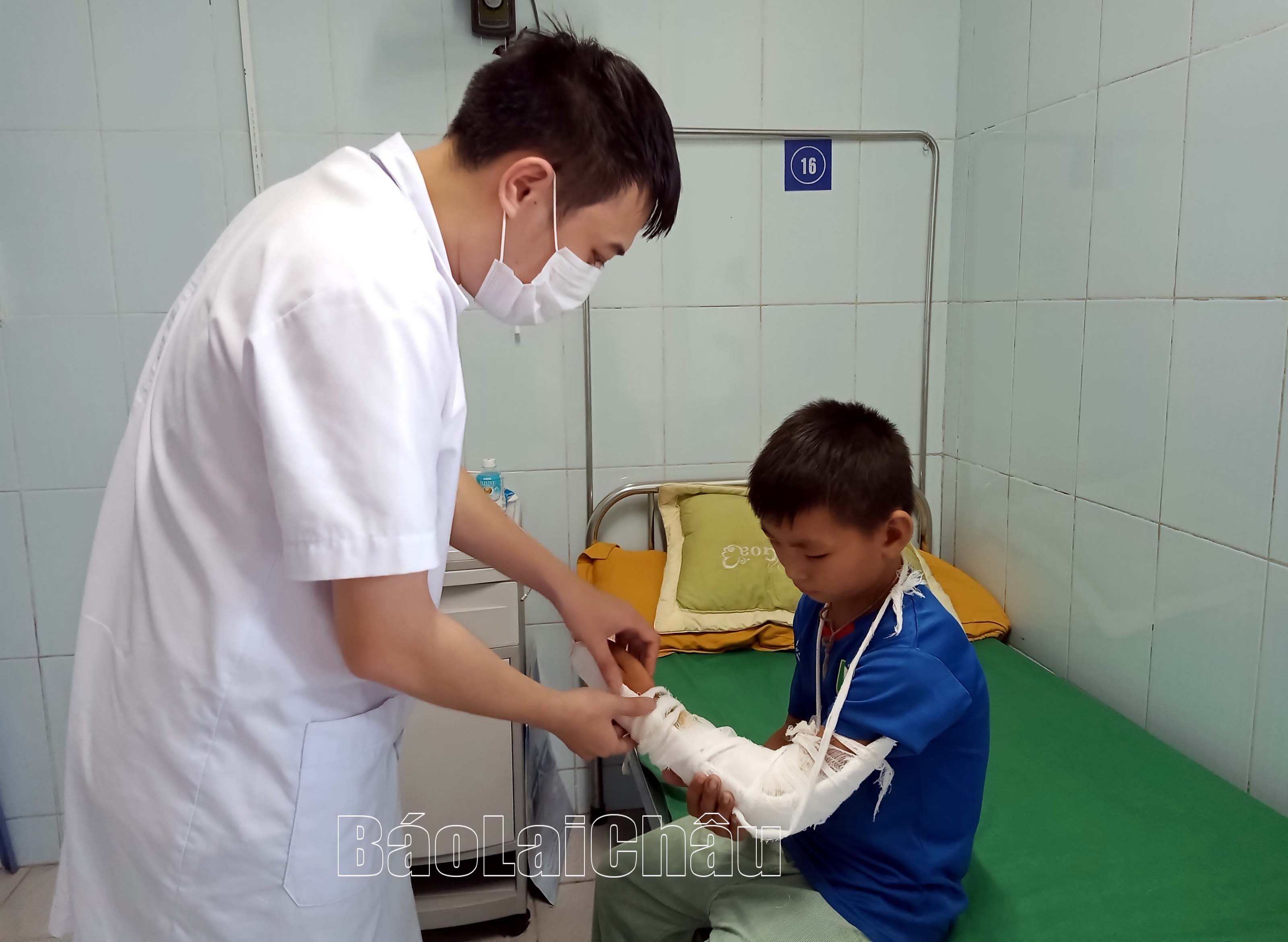 Bác sỹ khoa Ngoại (Bệnh viện Đa khoa tỉnh) kiểm tra vết thương do đắp lá của cháu Hạng A Chù.