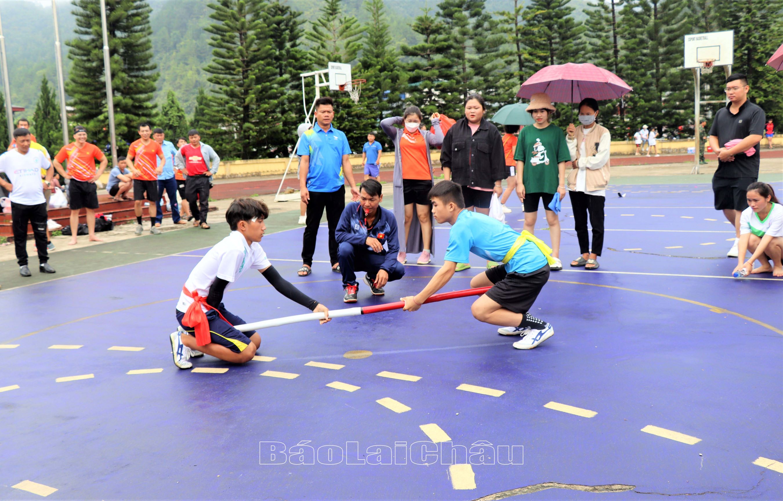 Tranh tài ở môn đẩy gậy.