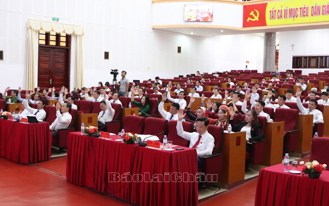 Các đại biểu biểu quyết thông qua các Nghị quyết tại Kỳ họp thứ tám HĐND tỉnh khóa XV, nhiệm kỳ 2021 - 2026. Ảnh: Hương Ly