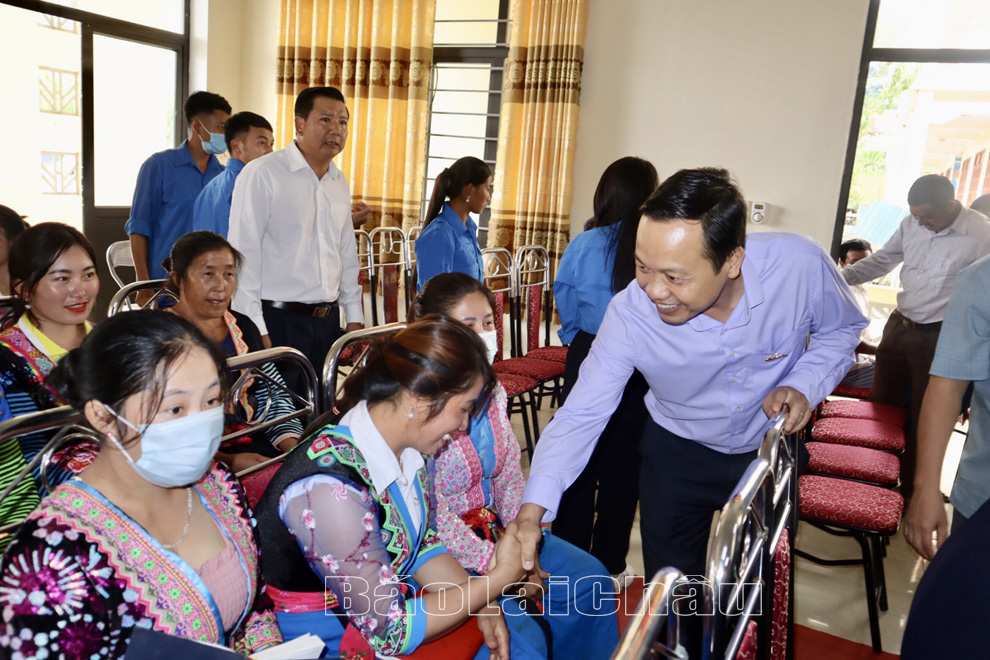 Chủ tịch UBND tỉnh Trần Tiến Dũng - Đại biểu HĐND tỉnh Lai Châu khóa XV thăm hỏi tình hình đời sống của cử tri xã Tà Tổng.