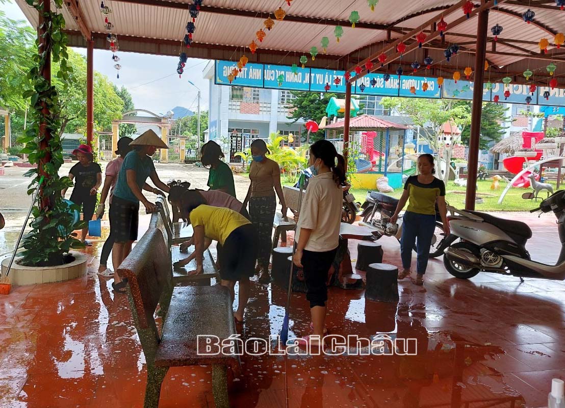 Giáo viên, nhân viên Trường Mầm non Thị trấn Than Uyên vệ sinh quang cảnh ngoài sân trường chuẩn bị đón trẻ