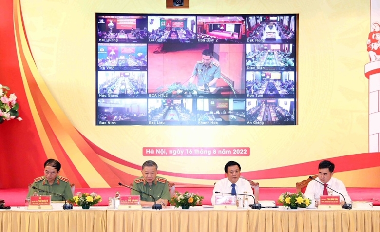 Các đại biểu chủ trì hội thảo 