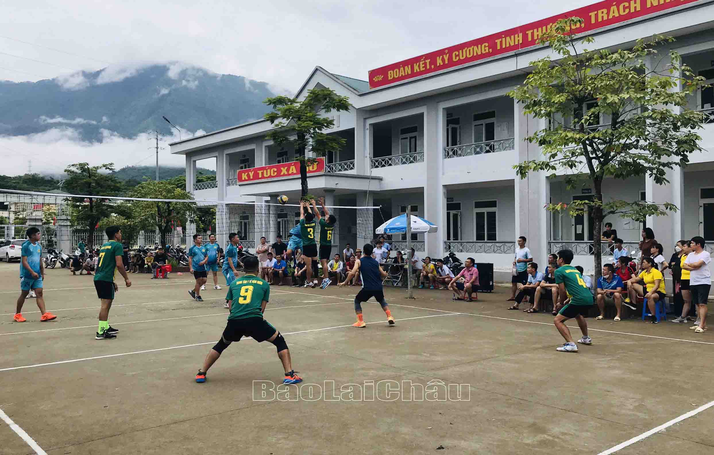 Trận đấu giữa đội Công an và Trung tâm Y tế huyện Nậm Nhùn.
