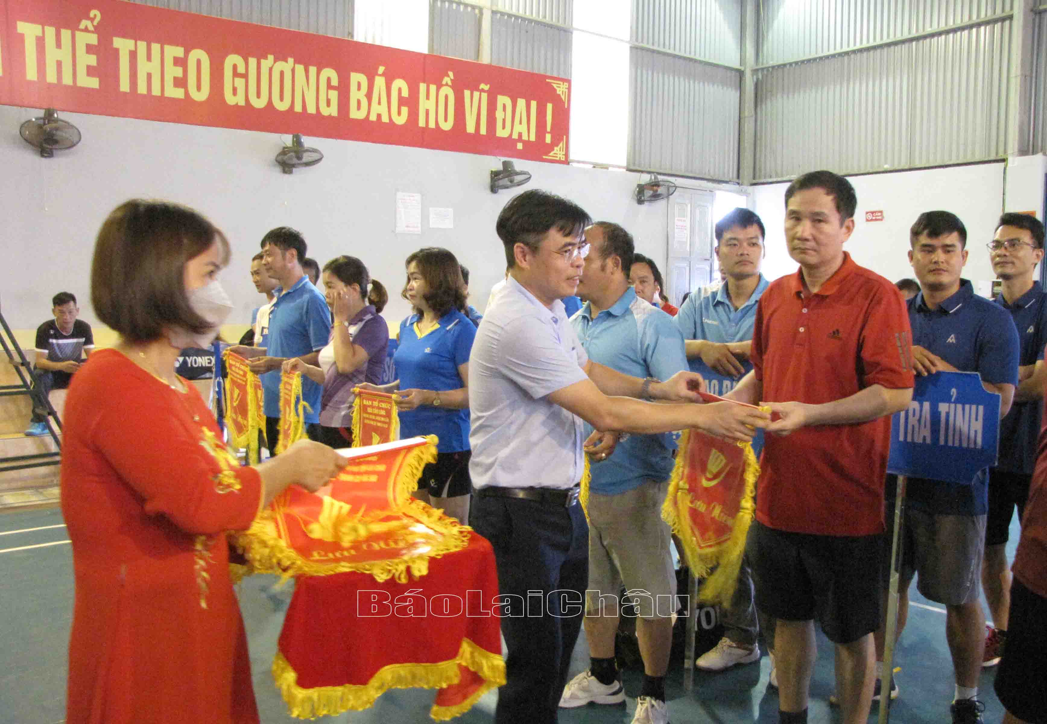 Ban tổ chức trao cờ lưu niệm cho các đoàn tham dự giải.