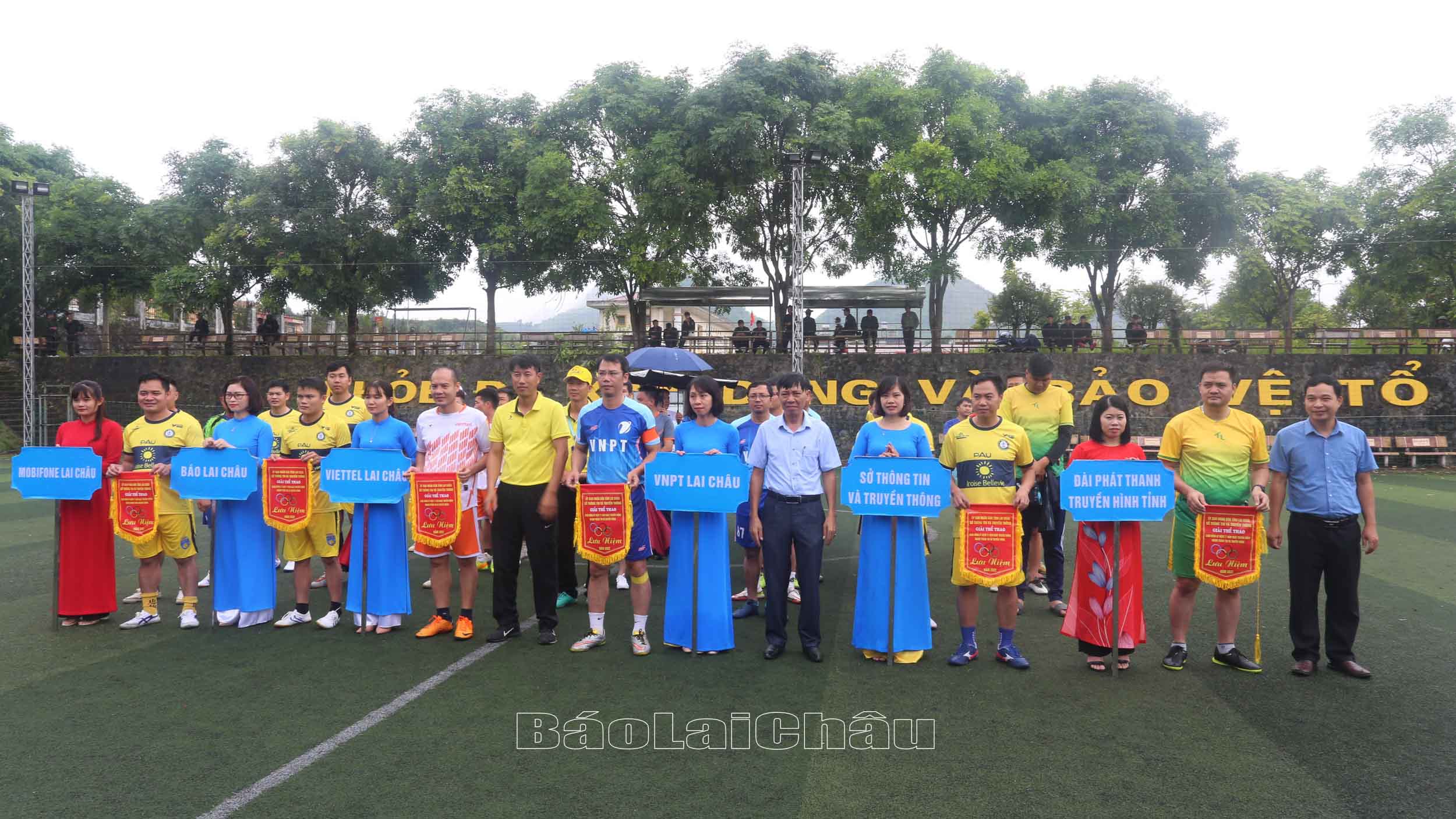  Lãnh đạo Sở Thông tin và Truyền thông tặng cờ lưu niệm cho các đội.