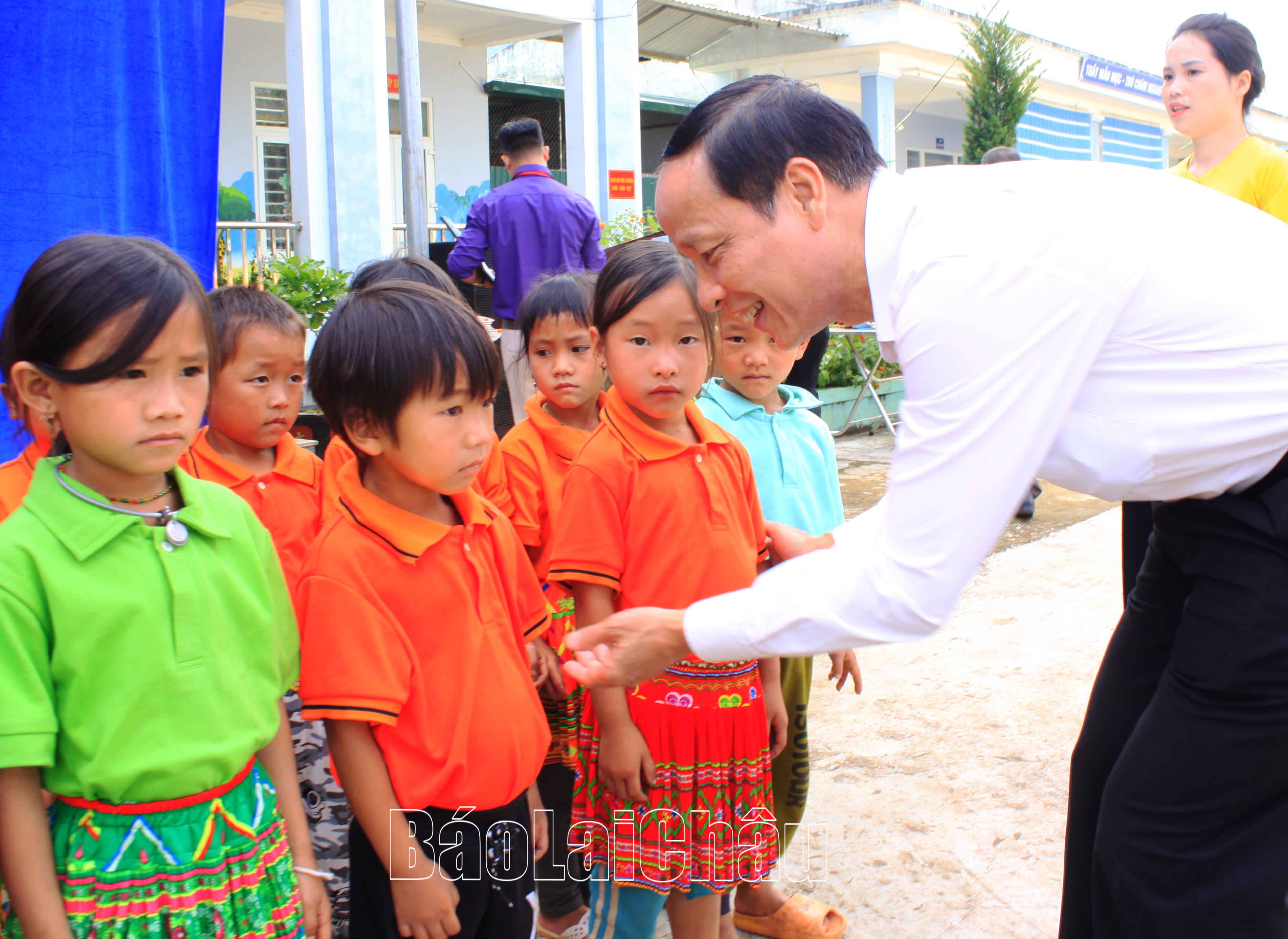 Đồng chí Nguyễn Viết Mạnh - Tổng Biên tập Báo Lai Châu tặng quà và động viên các em học sinh Trường Phổ thông Dân tộc bán trú Tiểu học Hố Mít, huyện Tân Uyên (Ảnh: Thu Trang).