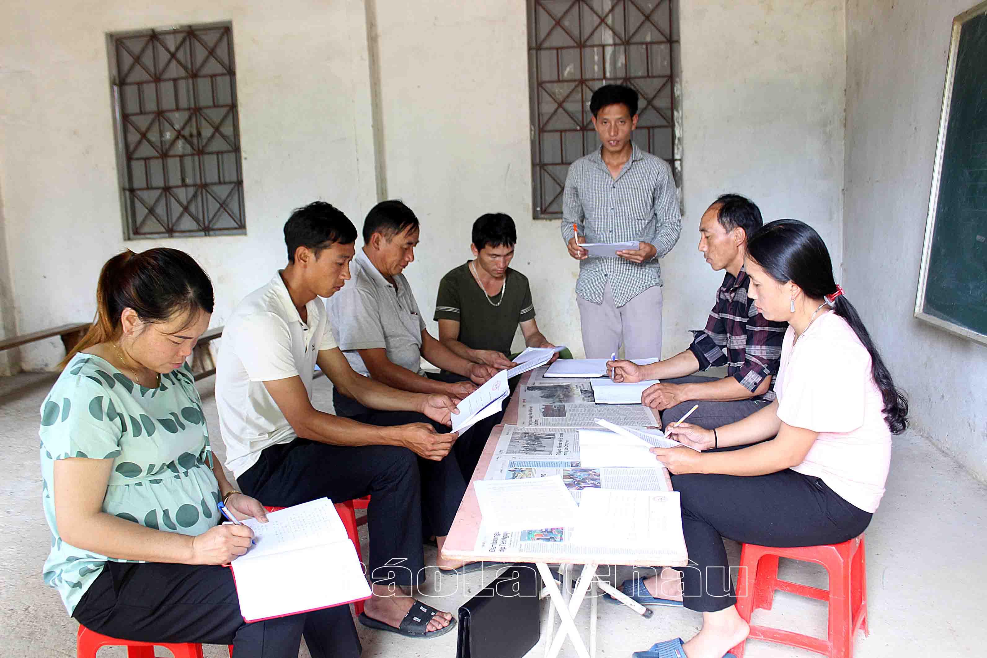 Một buổi sinh hoạt của Chi bộ bản Tả Lèng Lao Chải (xã Tả Lèng, huyện Tam Đường).